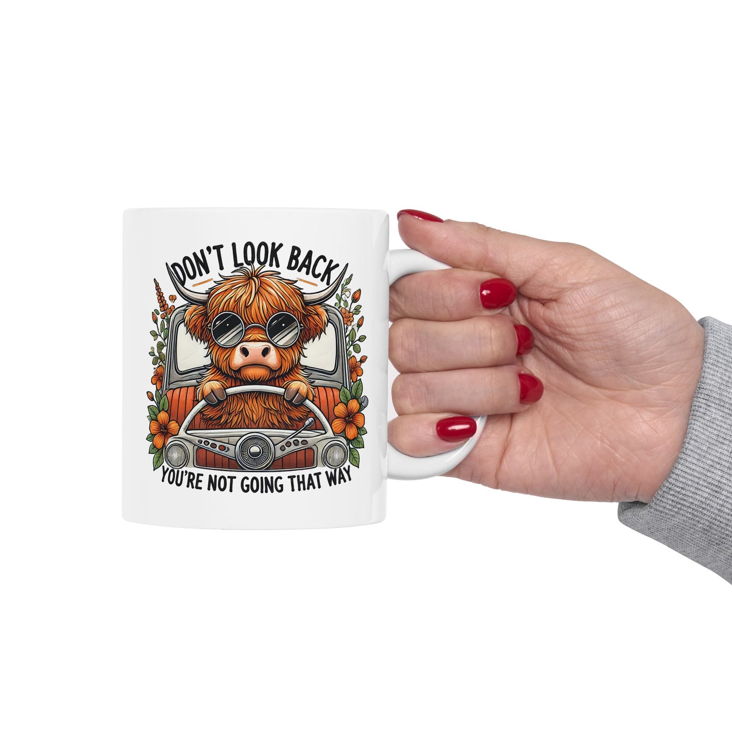 Taza de vaca de las Tierras Altas con el texto "No mires atrás, no vas por ahí" 🚗