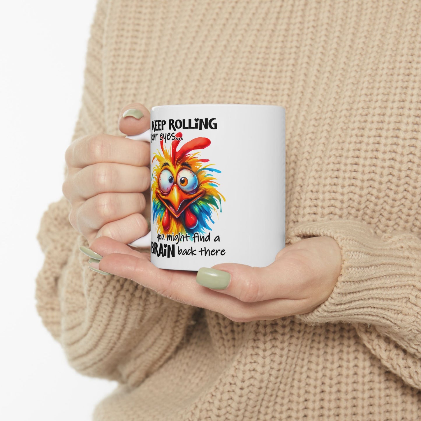 Sigue poniendo los ojos en blanco… Quizás encuentres una taza divertida de pollo enojado ahí atrás.