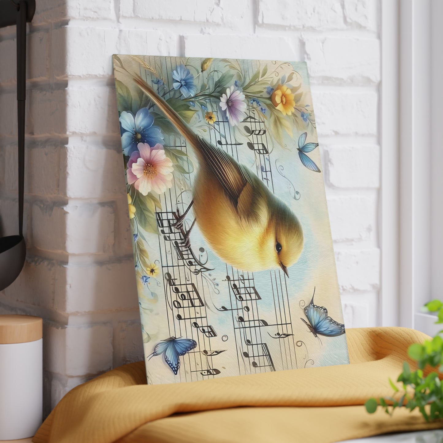 Tabla de cortar de vidrio templado con forma de pájaro rodeada de mariposas, flores y notas musicales.