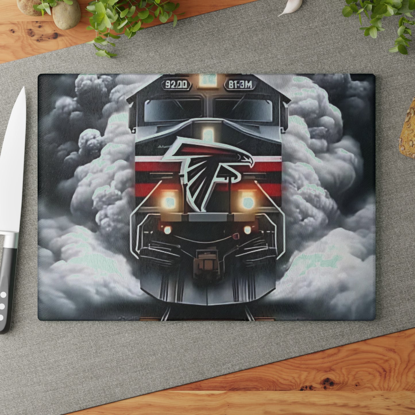 Tabla de cortar de vidrio Express negra y roja: un arte de tren llamativo para exhibiciones de cocina impactantes