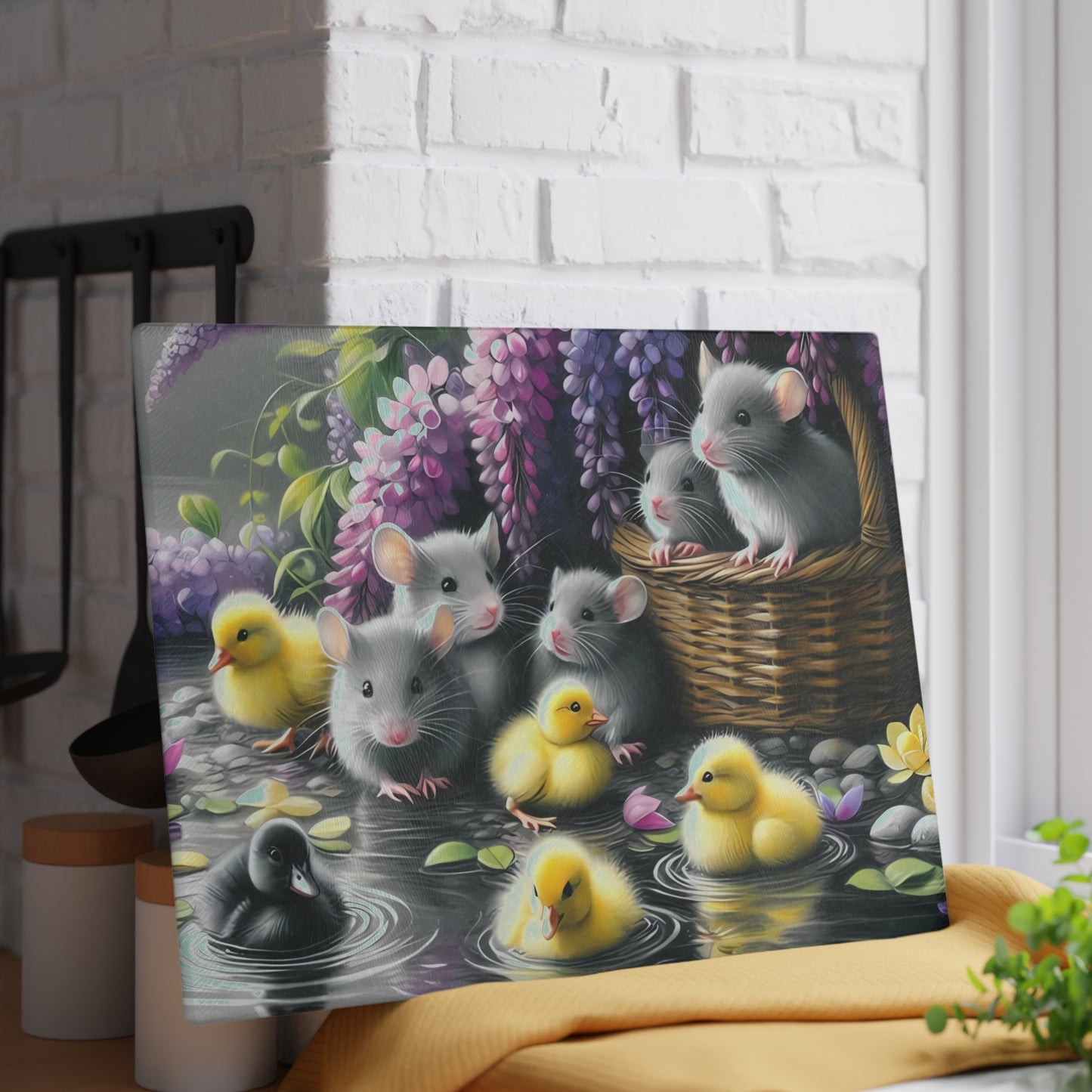 Tabla de cortar con patitos y ratones en un jardín primaveral: decoración de cocina de vidrio con un toque caprichoso