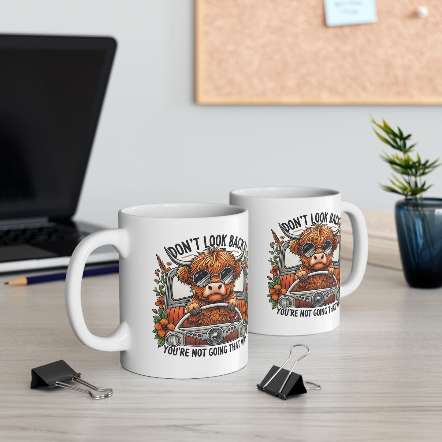 Taza de vaca de las Tierras Altas con el texto "No mires atrás, no vas por ahí" 🚗