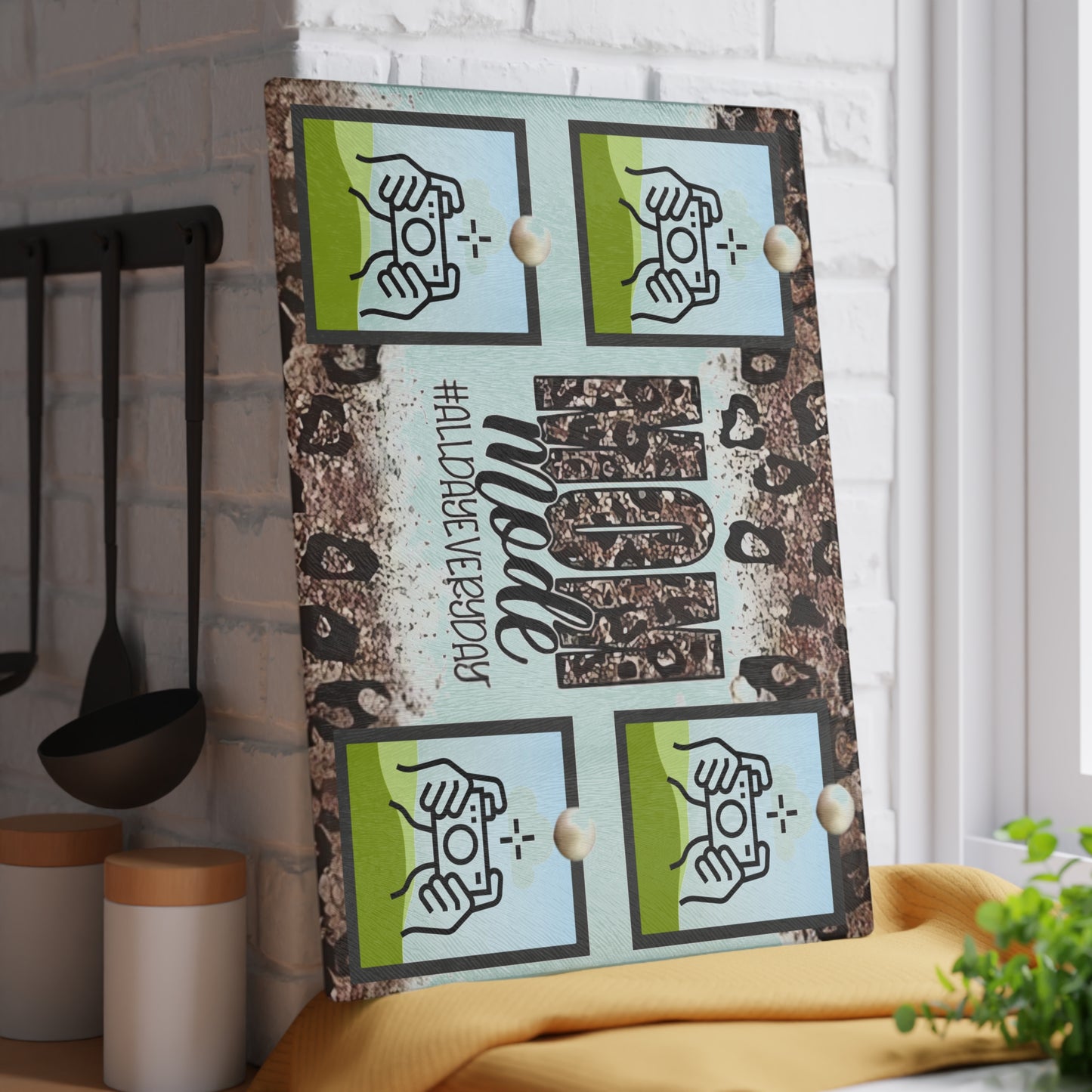 Tabla de cortar con foto "Mom Mode" – Cocina personalizada con estampado de leopardo