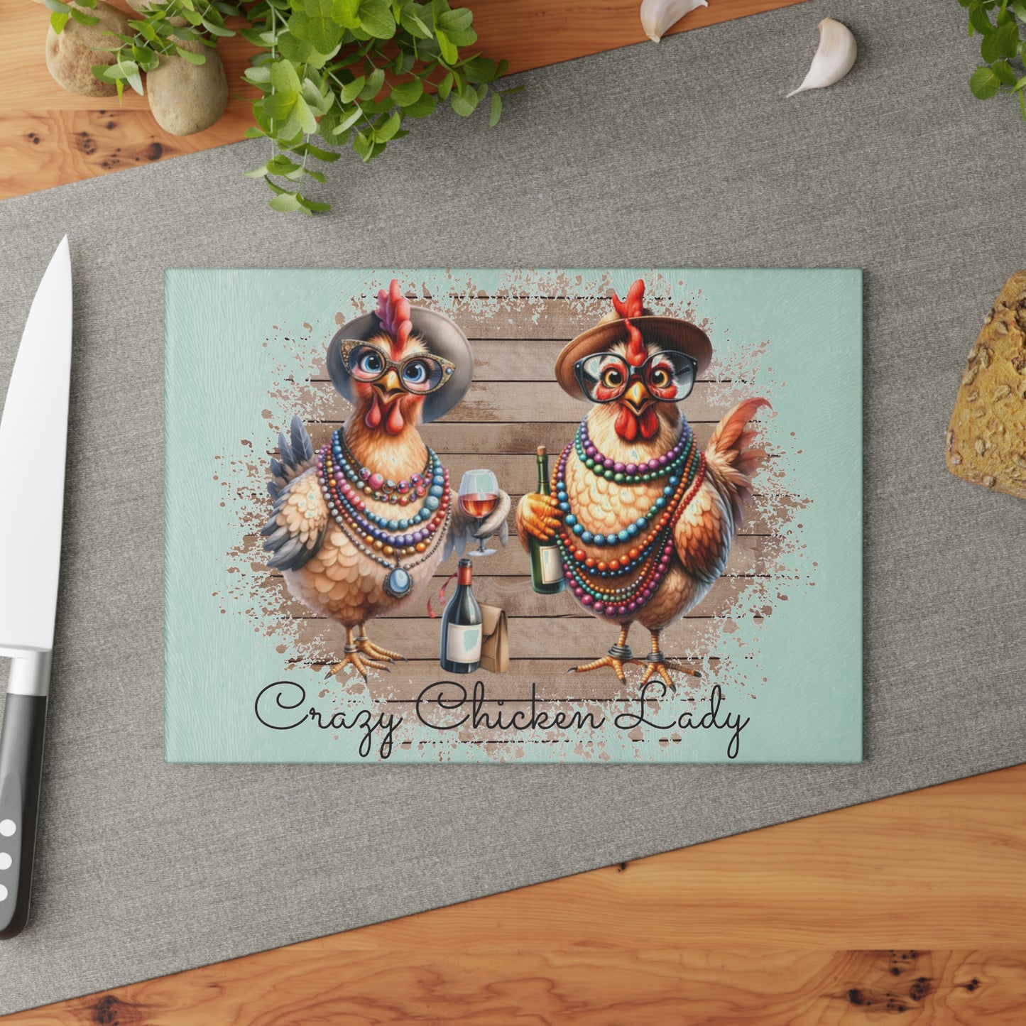 🐔💅 CRAZY CHICKEN LADY – Tabla de cortar de vidrio con temática de vino y pollo glamoroso 🍷👒