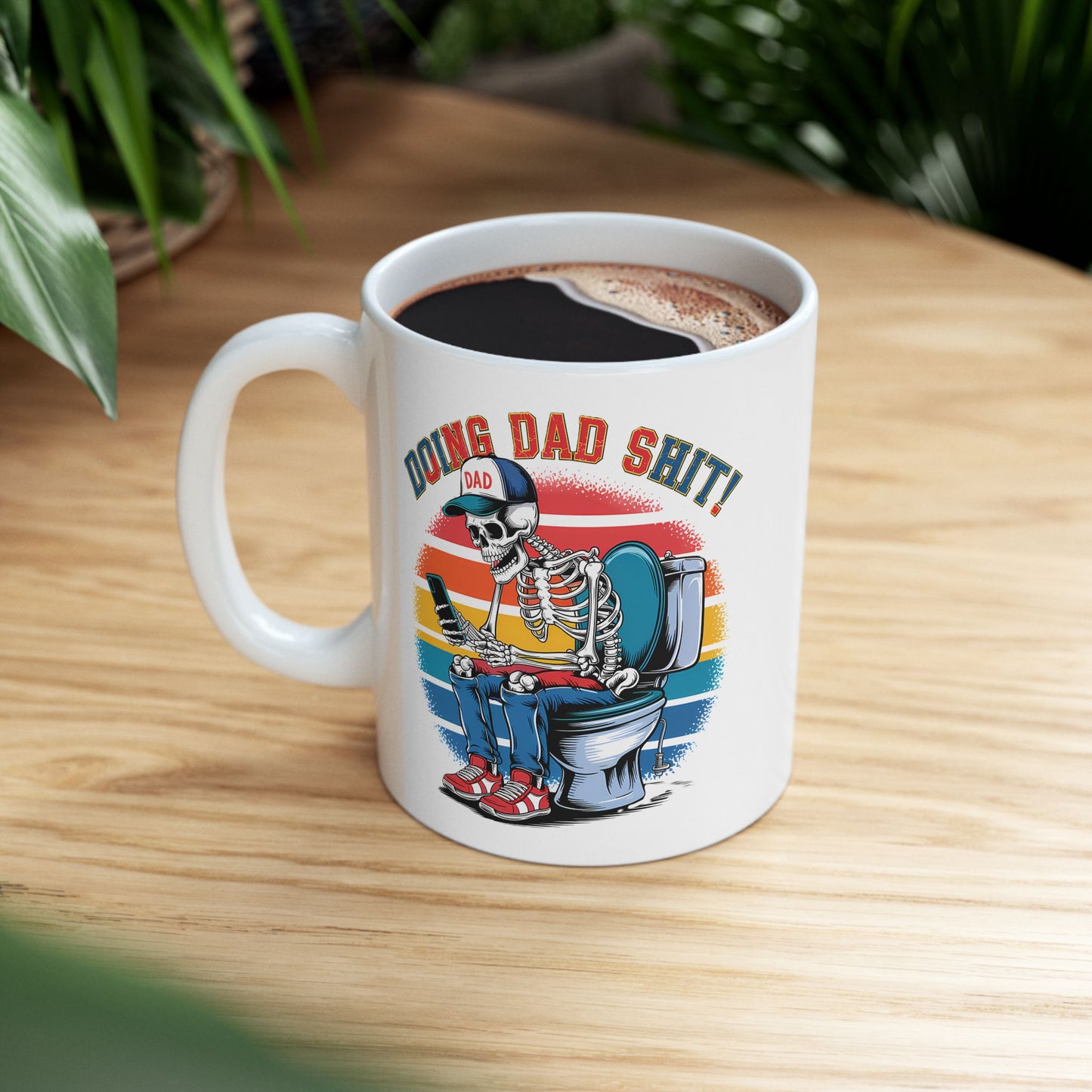 💀📱 HACIENDO MIERDA DE PAPÁ – Taza de Café Divertida de Papá Esqueleto (11 oz y 15 oz)
