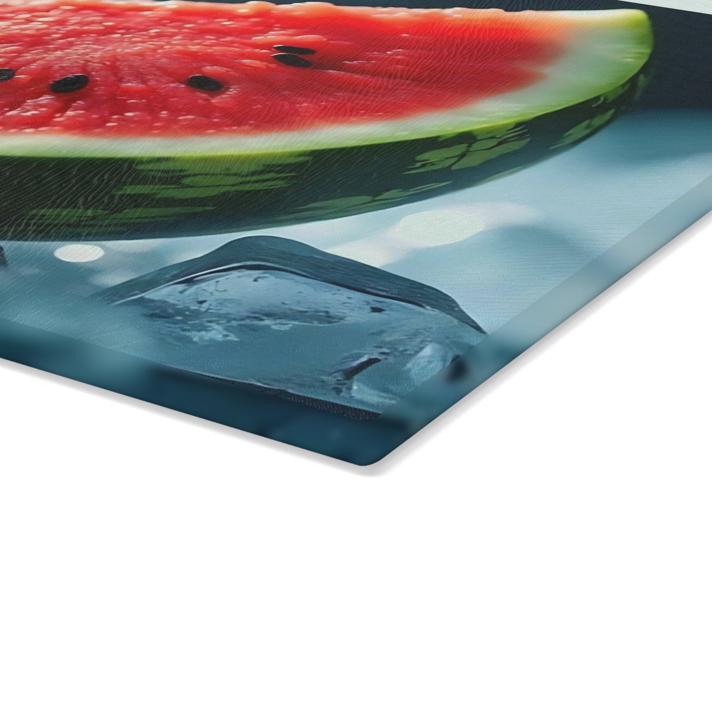 Tabla de cortar de vidrio con rodajas de sandía sobre hielo: una refrescante decoración de cocina de verano, un vibrante regalo con temática frutal.