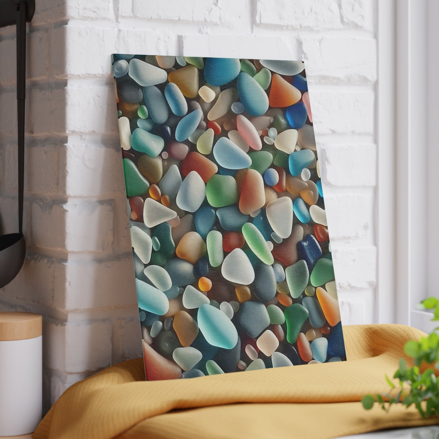 Tabla de cortar de vidrio con pequeñas piedras multicolores: La paleta de la naturaleza en tu cocina