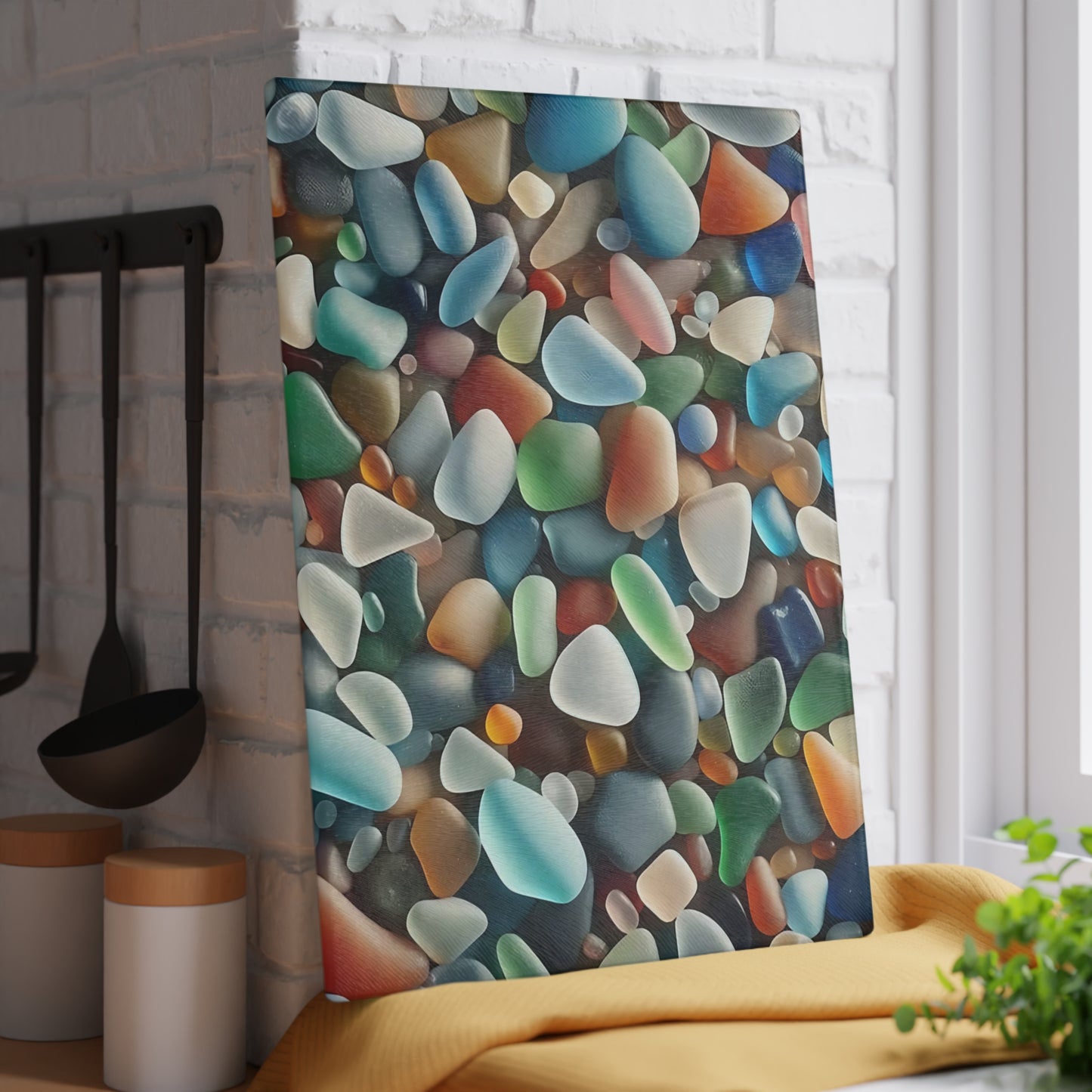 Tabla de cortar de vidrio con pequeñas piedras multicolores: La paleta de la naturaleza en tu cocina