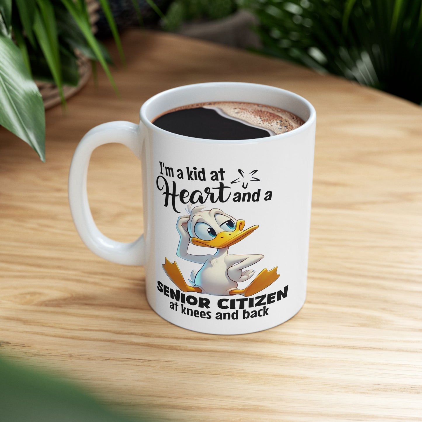 Taza de café divertida con forma de pato “Niño de corazón”: ¡humor para envejecer con gracia!