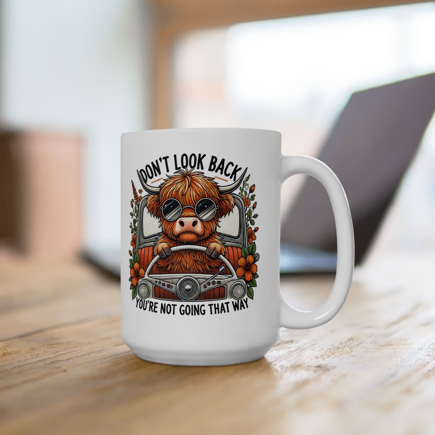 Taza de vaca de las Tierras Altas con el texto "No mires atrás, no vas por ahí" 🚗