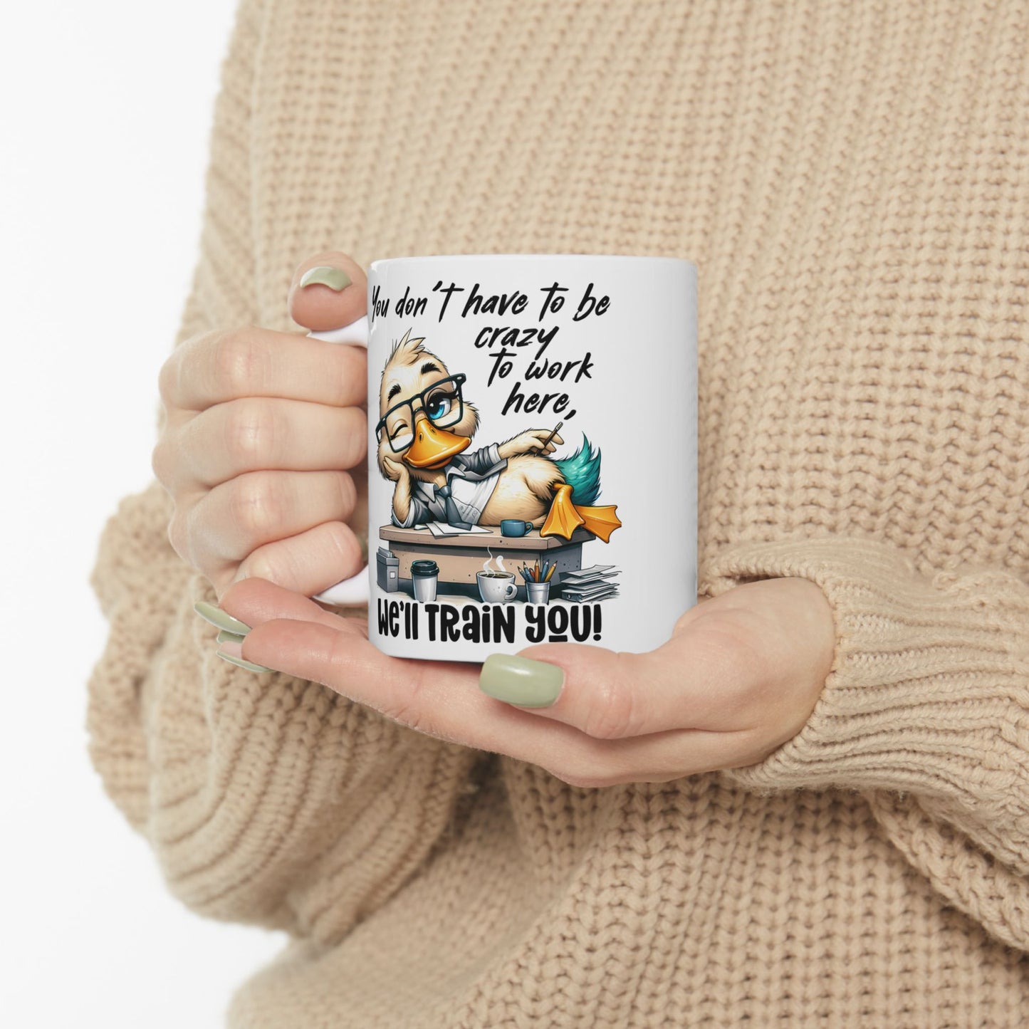 ¡No tienes que estar loco para trabajar aquí, te capacitamos! – Taza de café con forma de pato para la oficina 🧑💼