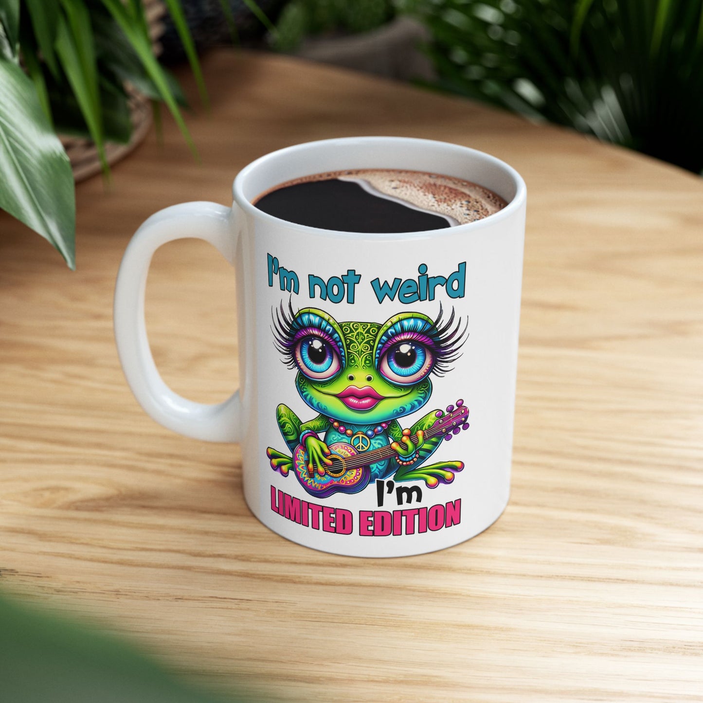 🌀 No soy raro, soy edición limitada: taza colorida de rana hippie con guitarra y actitud