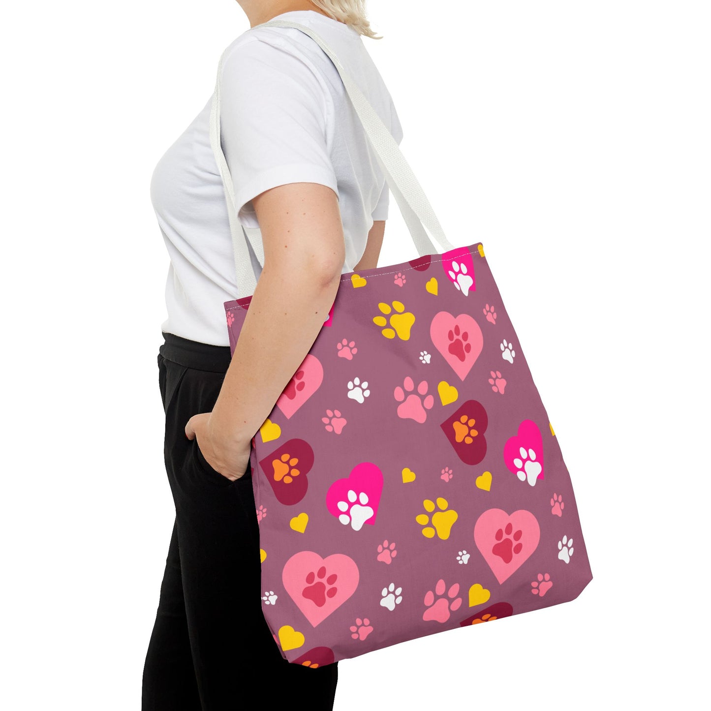 ¡Demuestra tu amor por tus peludos amigos con este clásico bolso de mano con estampado de patas! 🐾