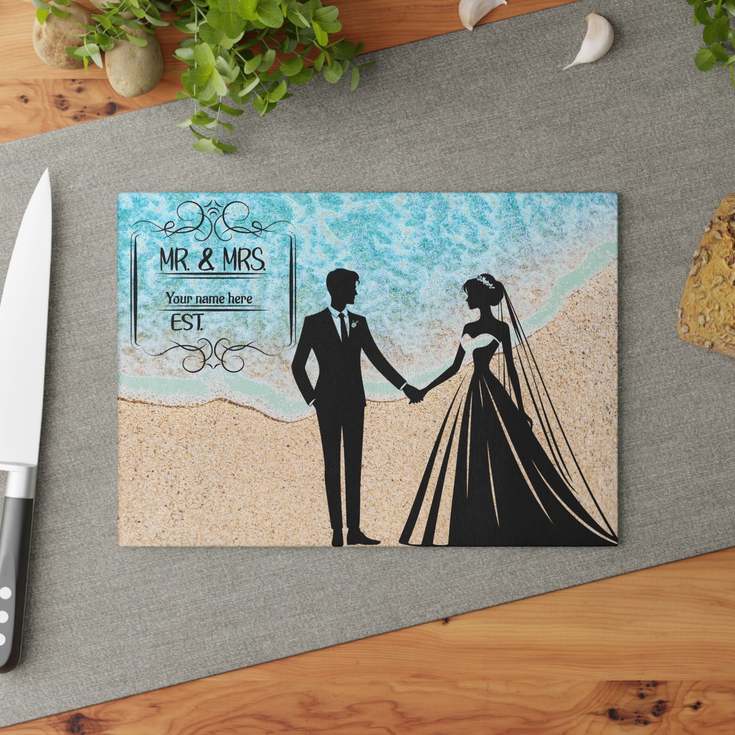Tabla de cortar para novios en la playa: recuerdo personalizado de boda en la playa con apellido y año