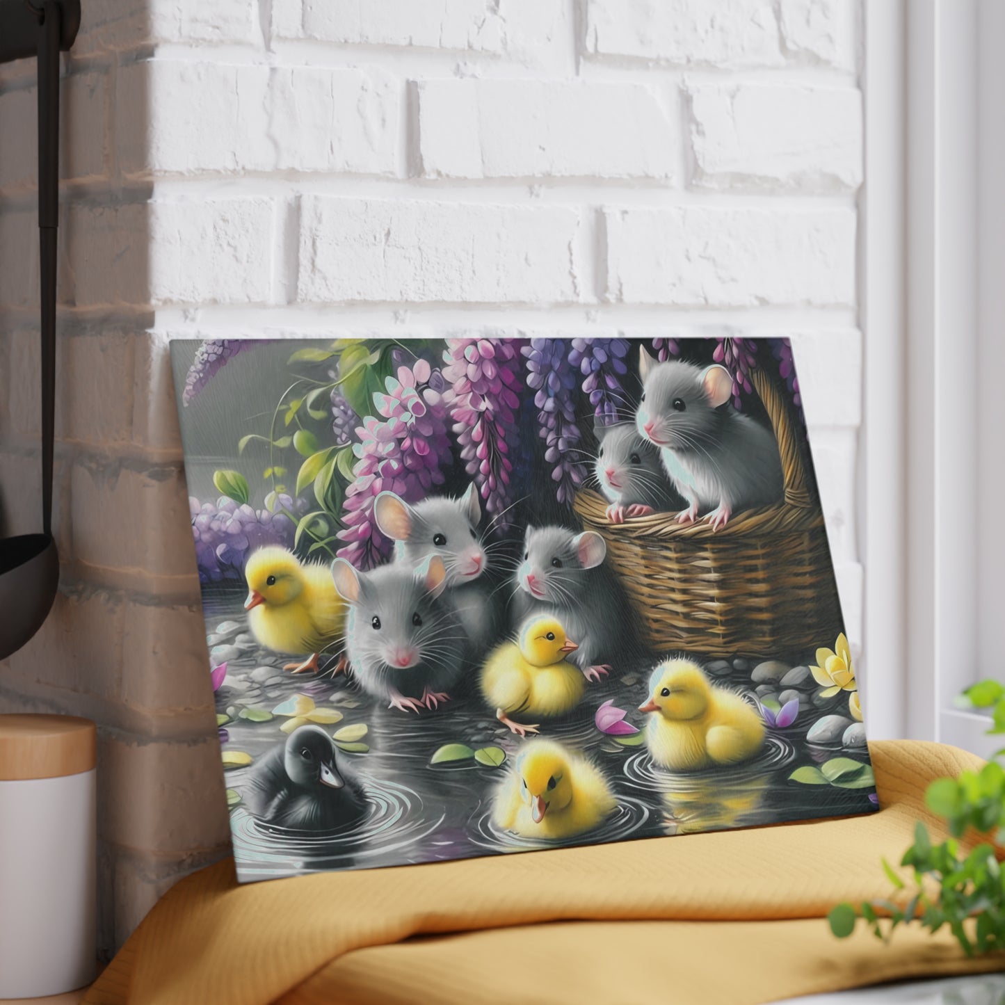 Tabla de cortar con patitos y ratones en un jardín primaveral: decoración de cocina de vidrio con un toque caprichoso