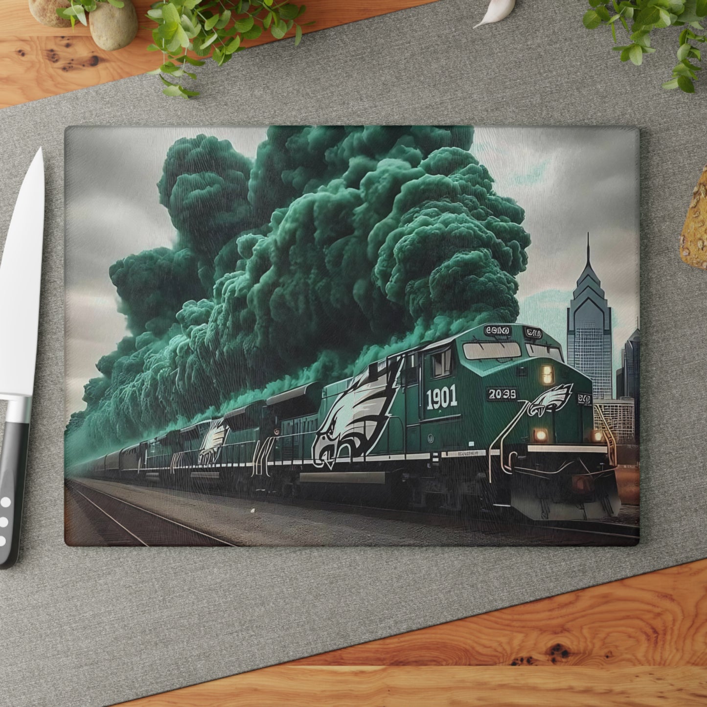 Tabla de cortar de vidrio Express verde oscuro y plateado: arte de tren con un toque atrevido para cocinas atemporales y audaces