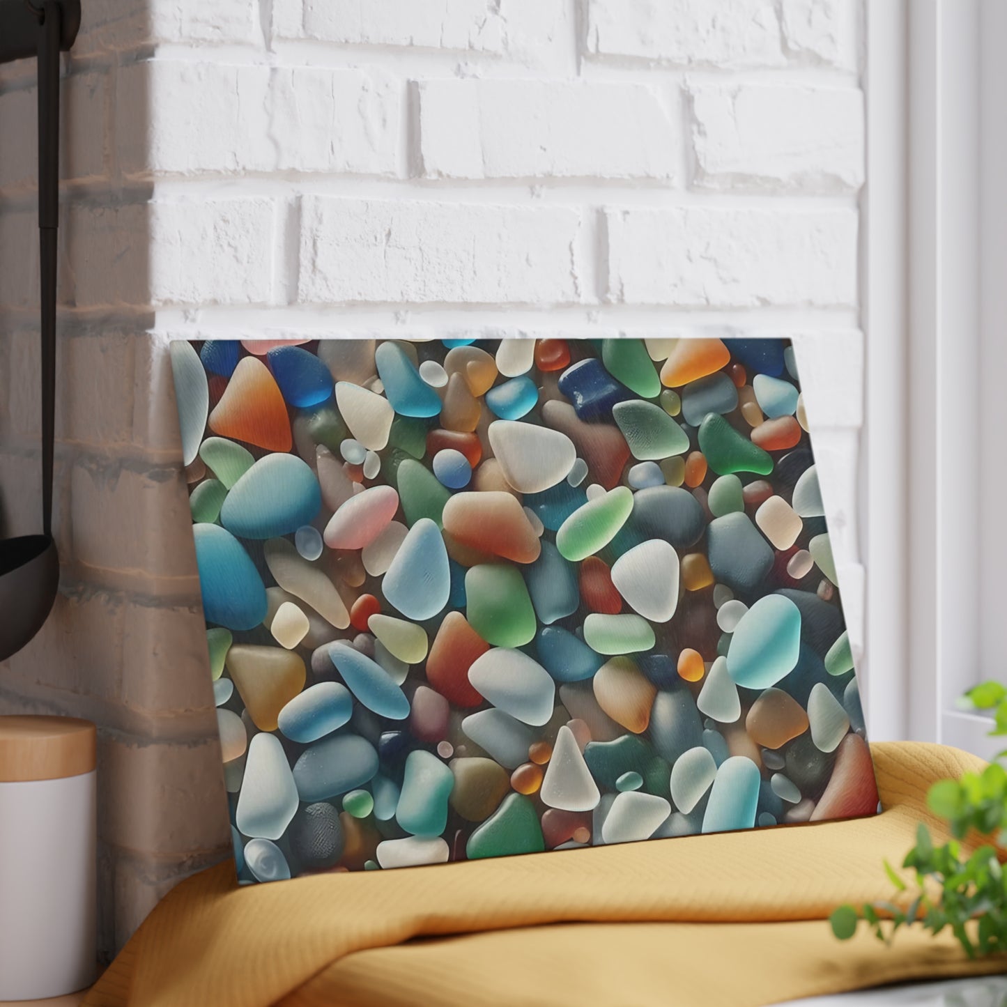 Tabla de cortar de vidrio con pequeñas piedras multicolores: La paleta de la naturaleza en tu cocina