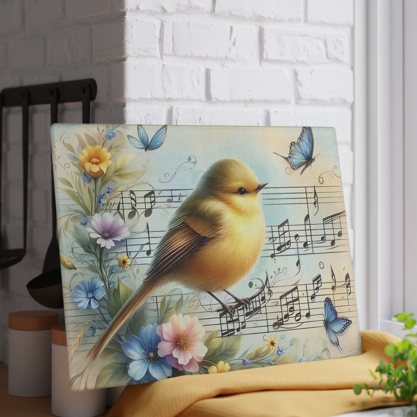 Tabla de cortar de vidrio templado con forma de pájaro rodeada de mariposas, flores y notas musicales.