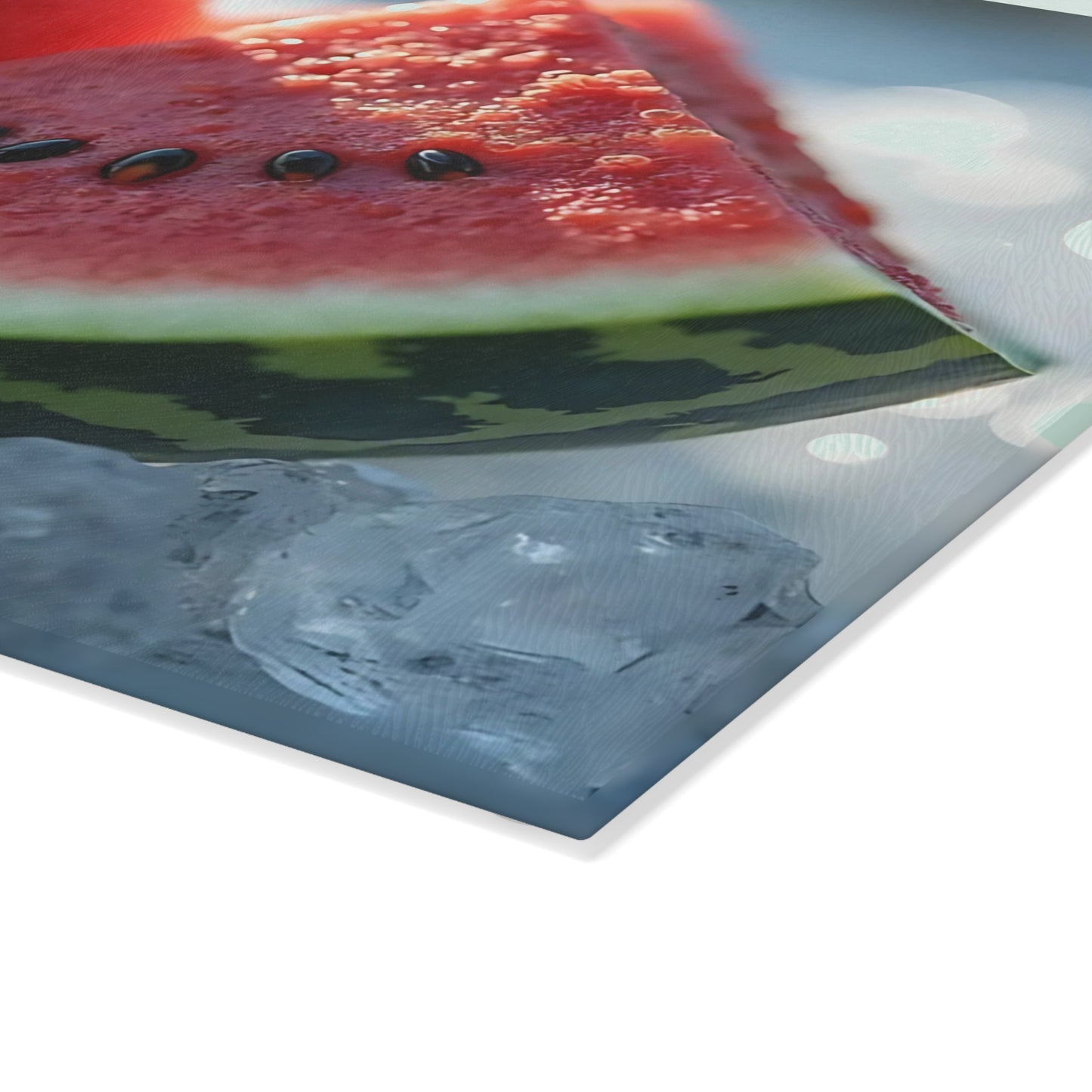 Tabla de cortar de vidrio con rodajas de sandía sobre hielo: una refrescante decoración de cocina de verano, un vibrante regalo con temática frutal.