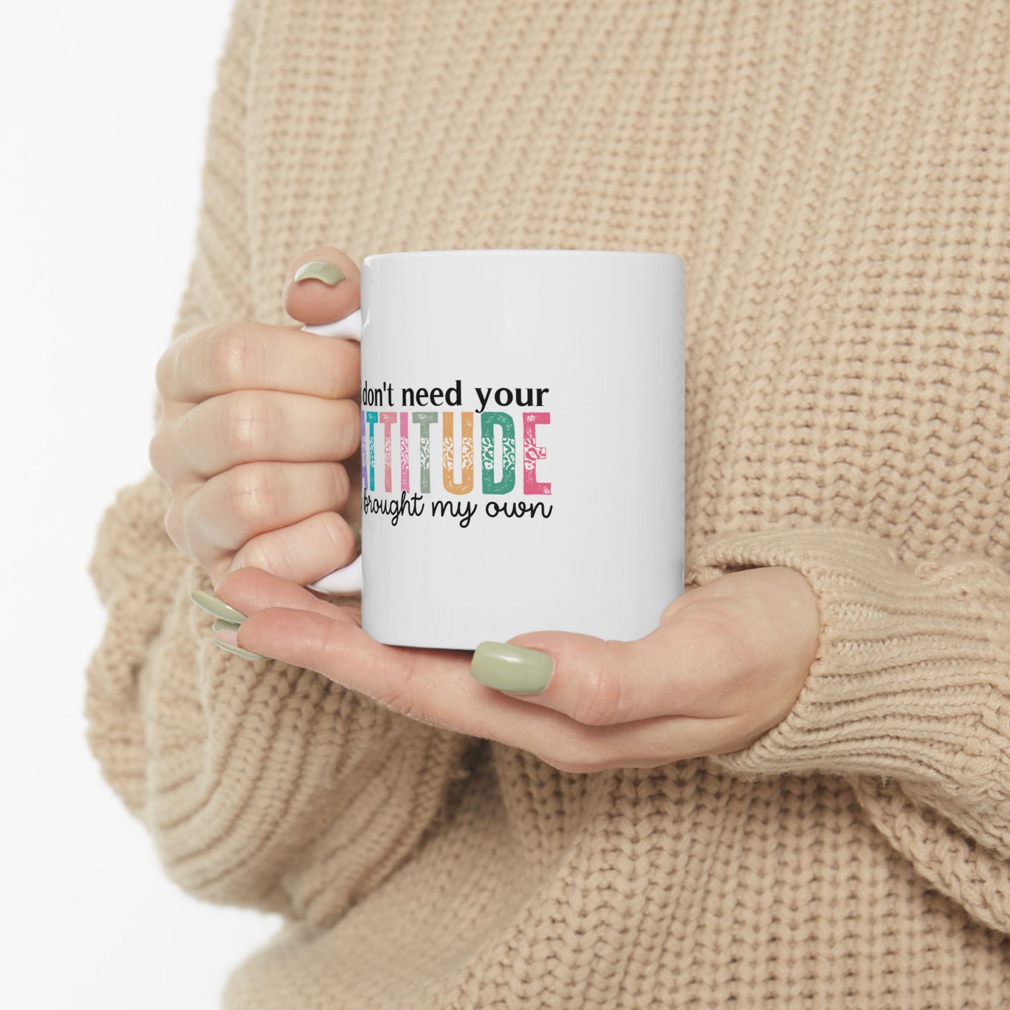 Taza colorida "No necesito tu actitud, traje la mía"