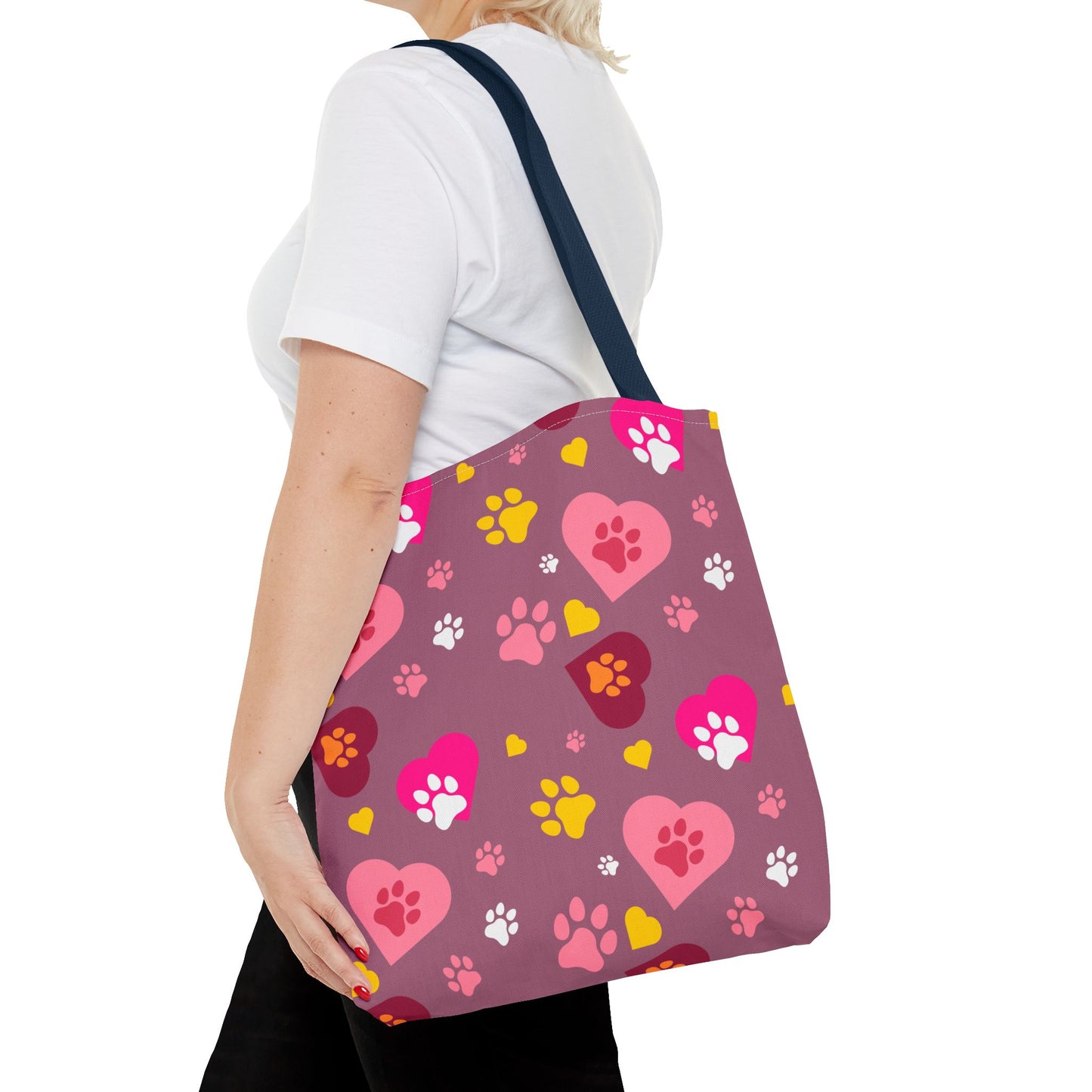 ¡Demuestra tu amor por tus peludos amigos con este clásico bolso de mano con estampado de patas! 🐾