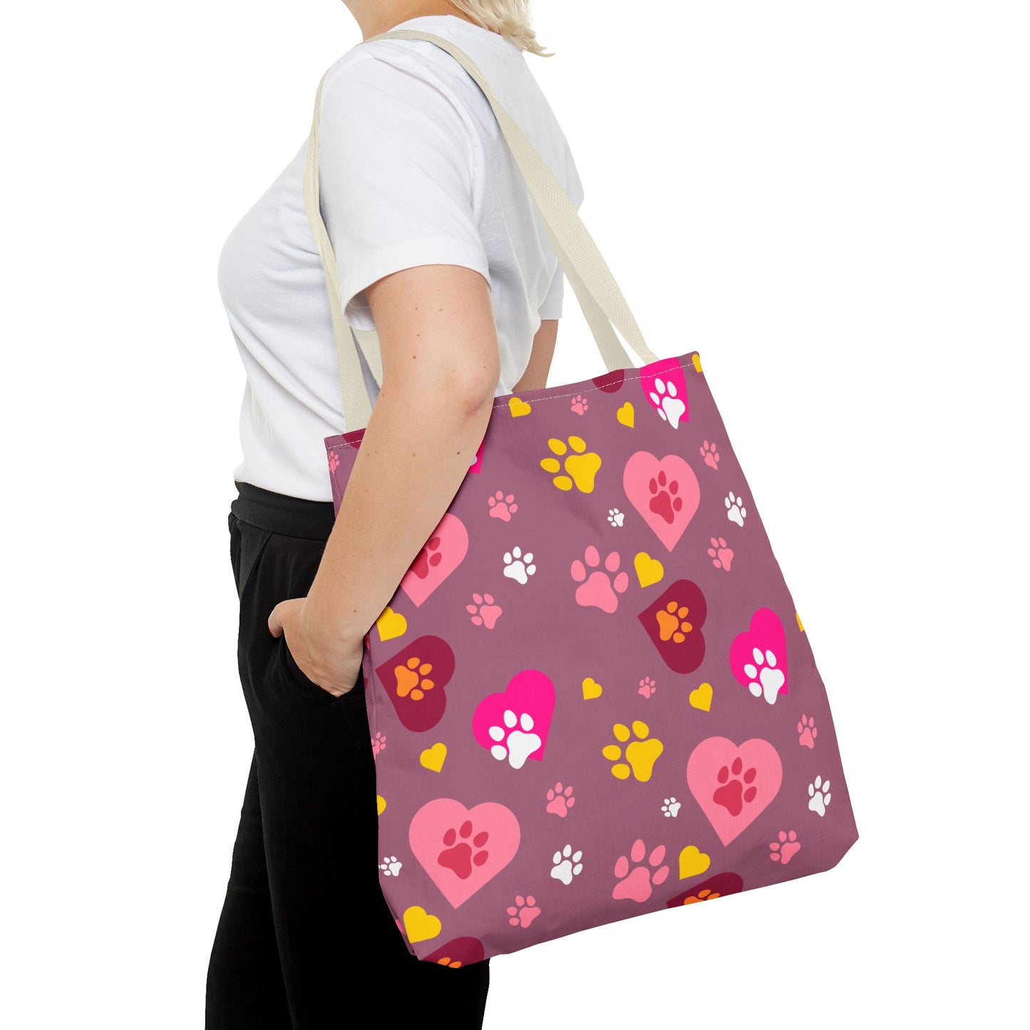 ¡Demuestra tu amor por tus peludos amigos con este clásico bolso de mano con estampado de patas! 🐾