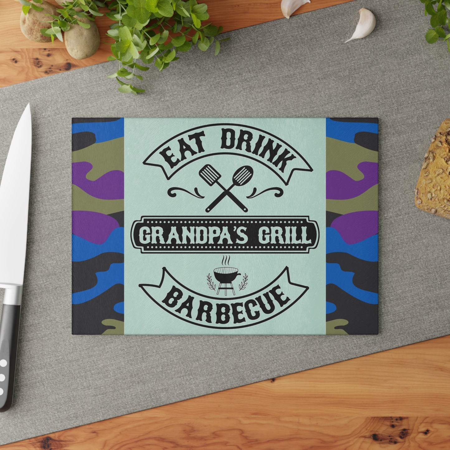 🔥 COMER BEBER BARBACOA A LA PARRILLA DEL ABUELO – Tabla de cortar de vidrio con diseño de camuflaje para los reyes del patio trasero 🧢🍔