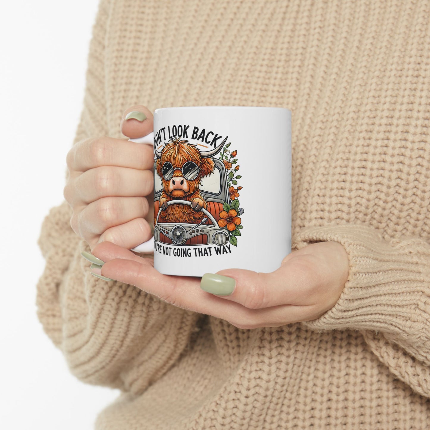 Taza de vaca de las Tierras Altas con el texto "No mires atrás, no vas por ahí" 🚗