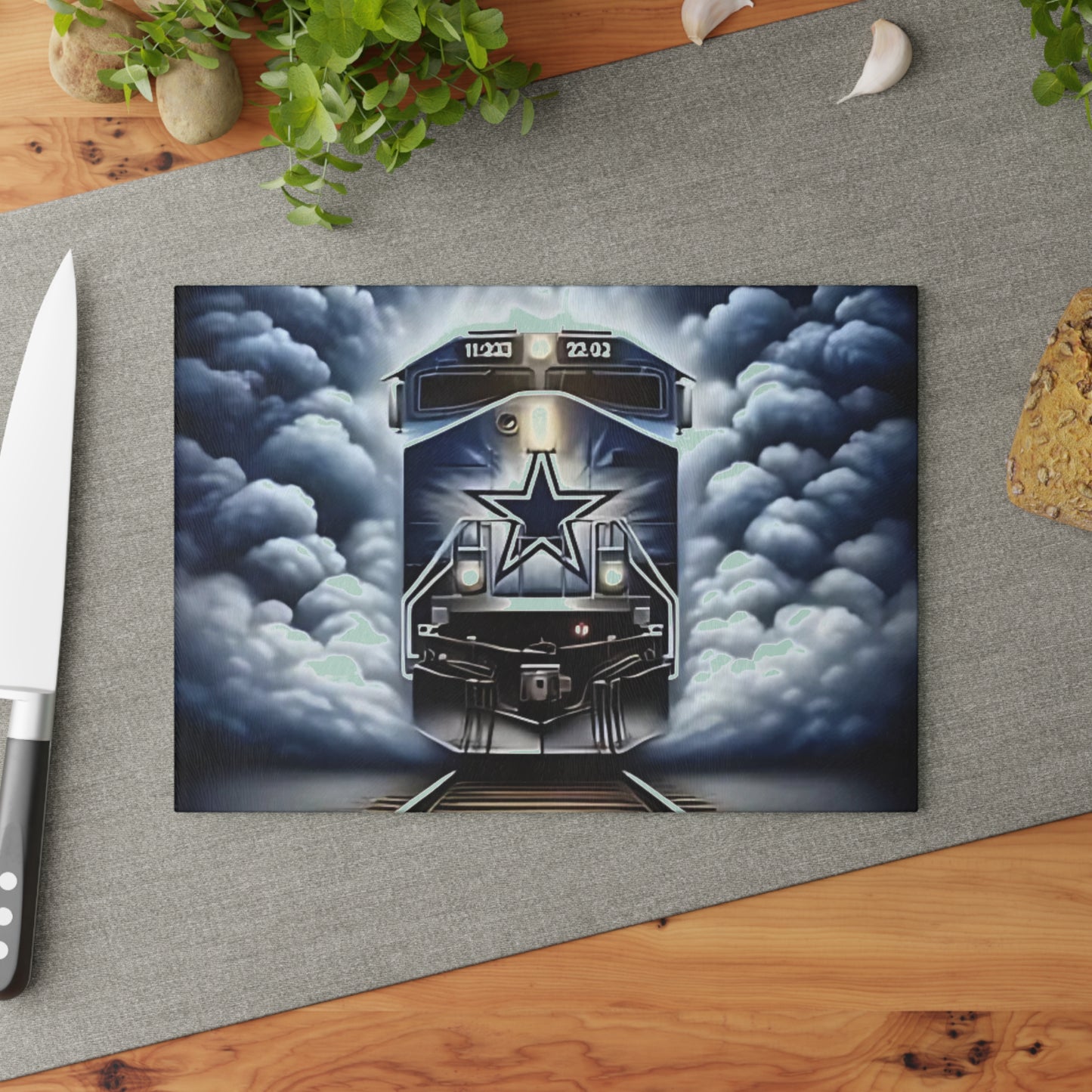 Tabla de cortar de vidrio Express azul y plateado: elegante detalle de cocina con diseño de tren