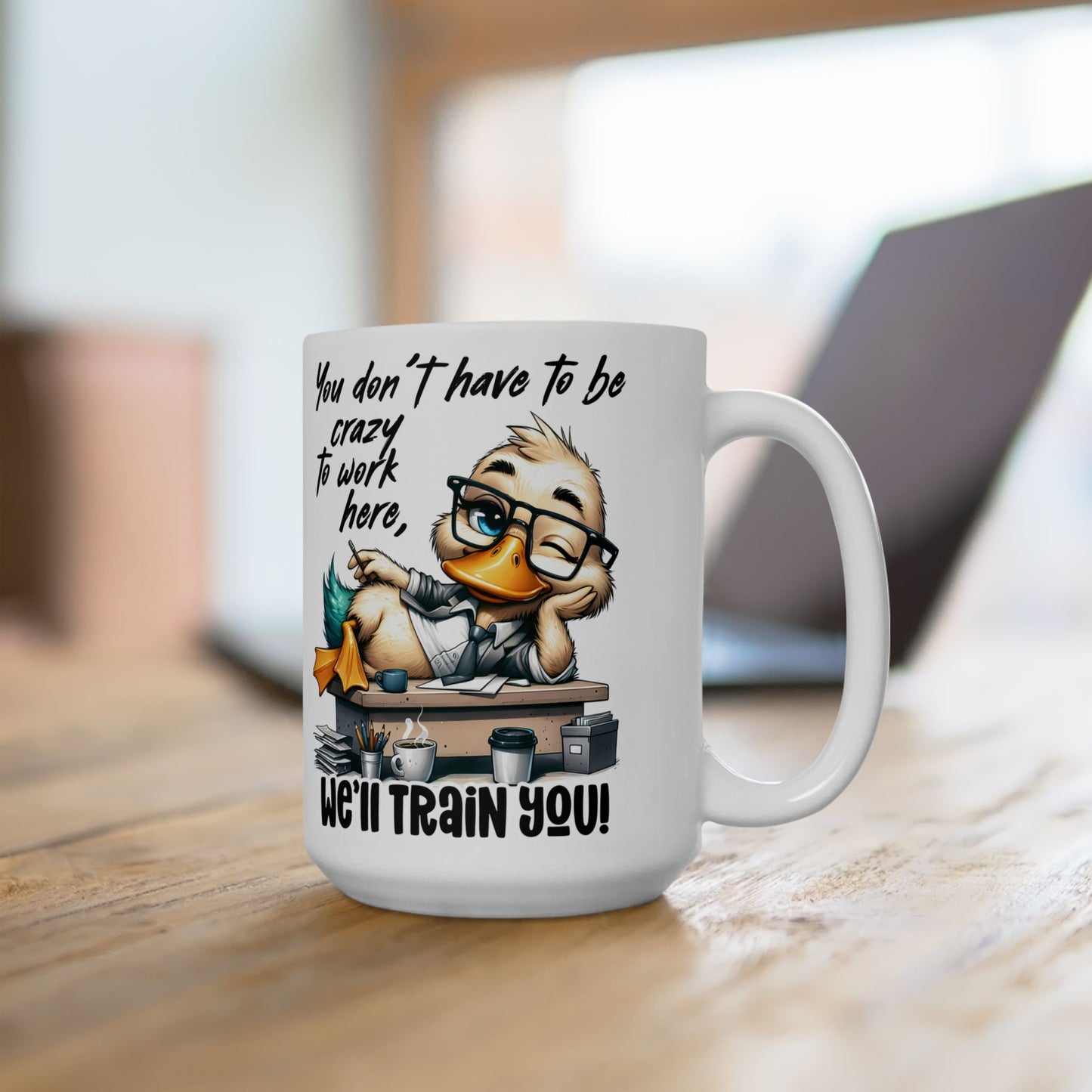 ¡No tienes que estar loco para trabajar aquí, te capacitamos! – Taza de café con forma de pato para la oficina 🧑💼