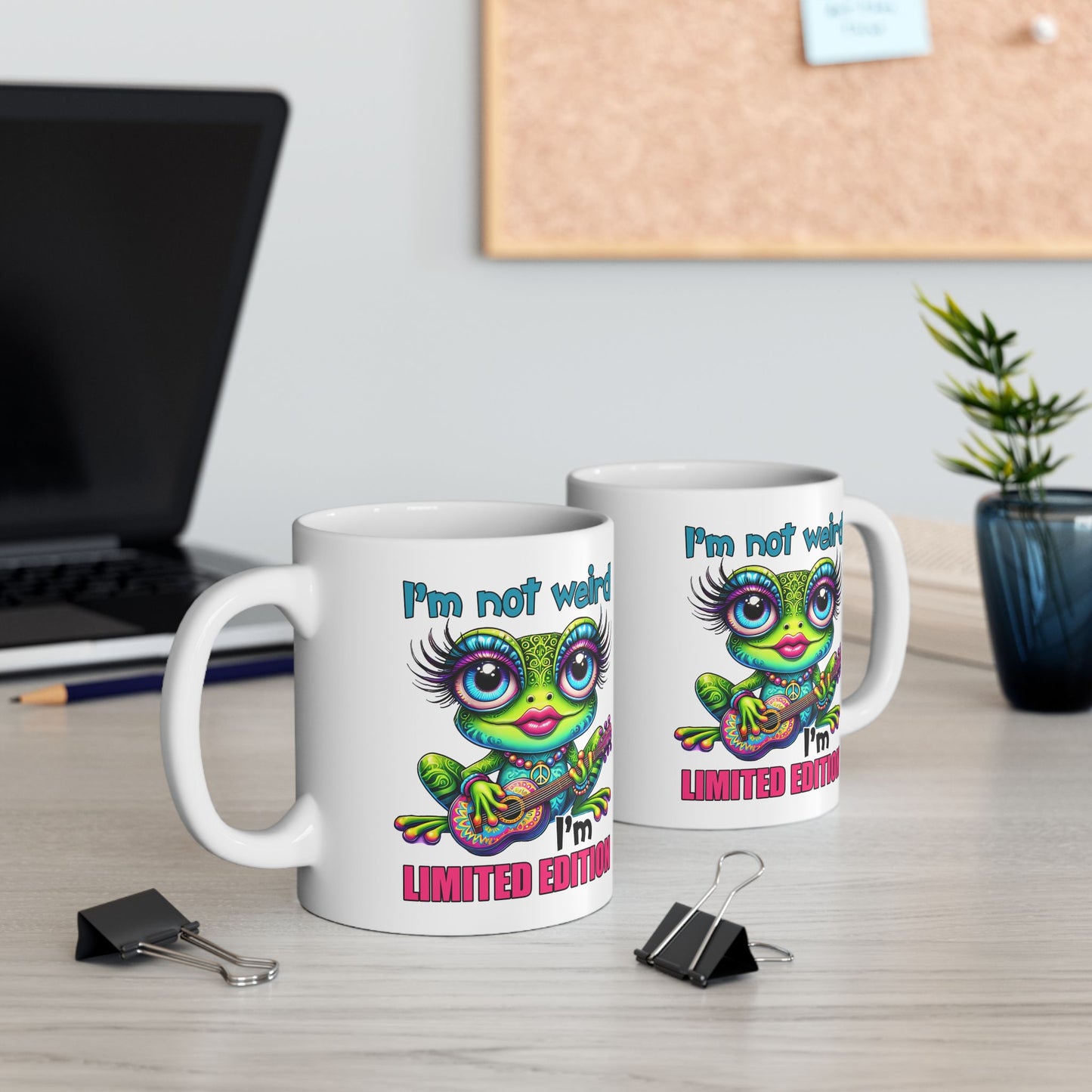🌀 No soy raro, soy edición limitada: taza colorida de rana hippie con guitarra y actitud