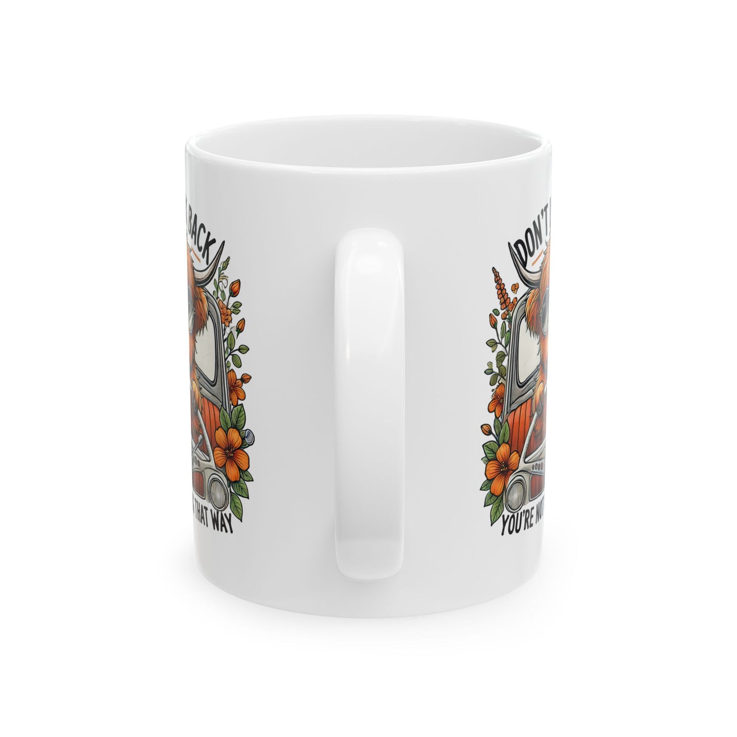 Taza de vaca de las Tierras Altas con el texto "No mires atrás, no vas por ahí" 🚗