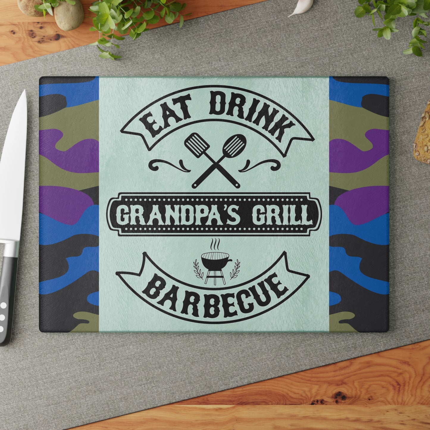 🔥 COMER BEBER BARBACOA A LA PARRILLA DEL ABUELO – Tabla de cortar de vidrio con diseño de camuflaje para los reyes del patio trasero 🧢🍔