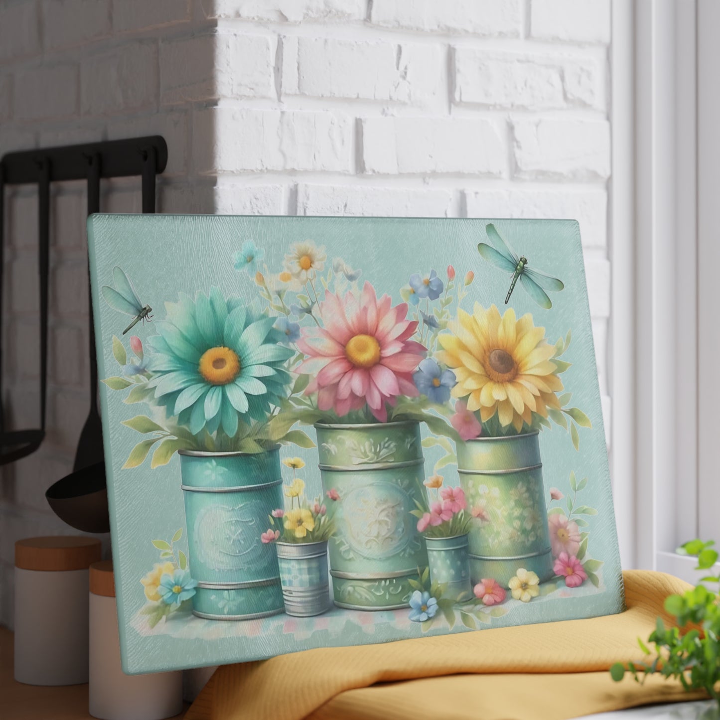 🌾 Dos libélulas con jarrones rústicos y flores silvestres – Tabla de cortar de vidrio con encanto campestre