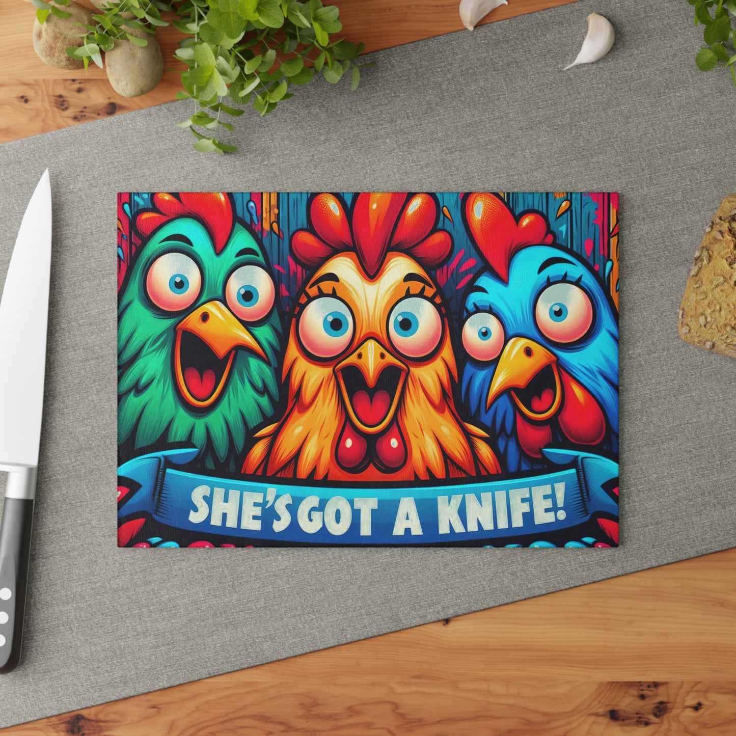 Tabla de cortar de vidrio "¡Tiene un cuchillo!" – Humor de cocina de dibujos animados de pollos 😂🍳