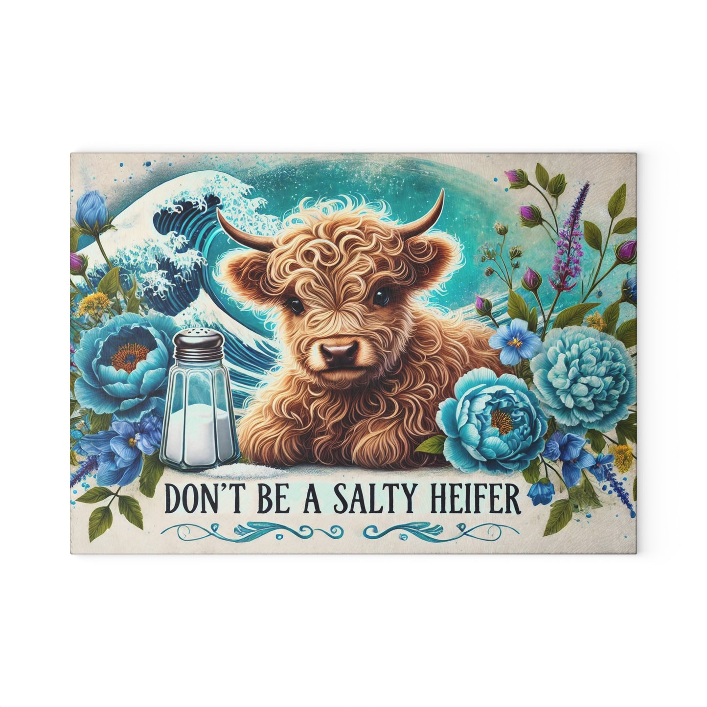Tabla de cortar de vidrio “Don't Be a Salty Heifer”: Vaquita de las Tierras Altas con salero y ambiente playero.