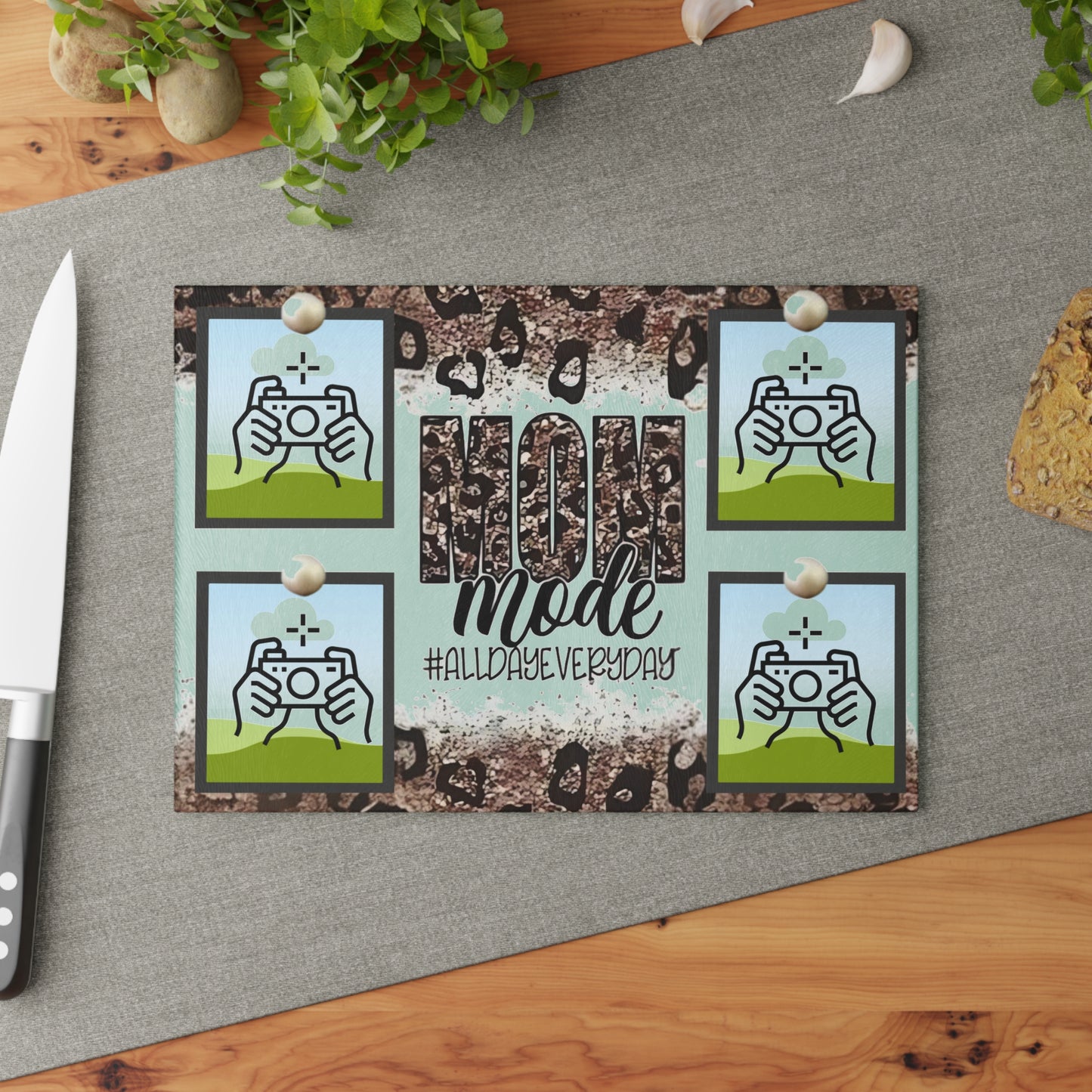 Tabla de cortar con foto "Mom Mode" – Cocina personalizada con estampado de leopardo