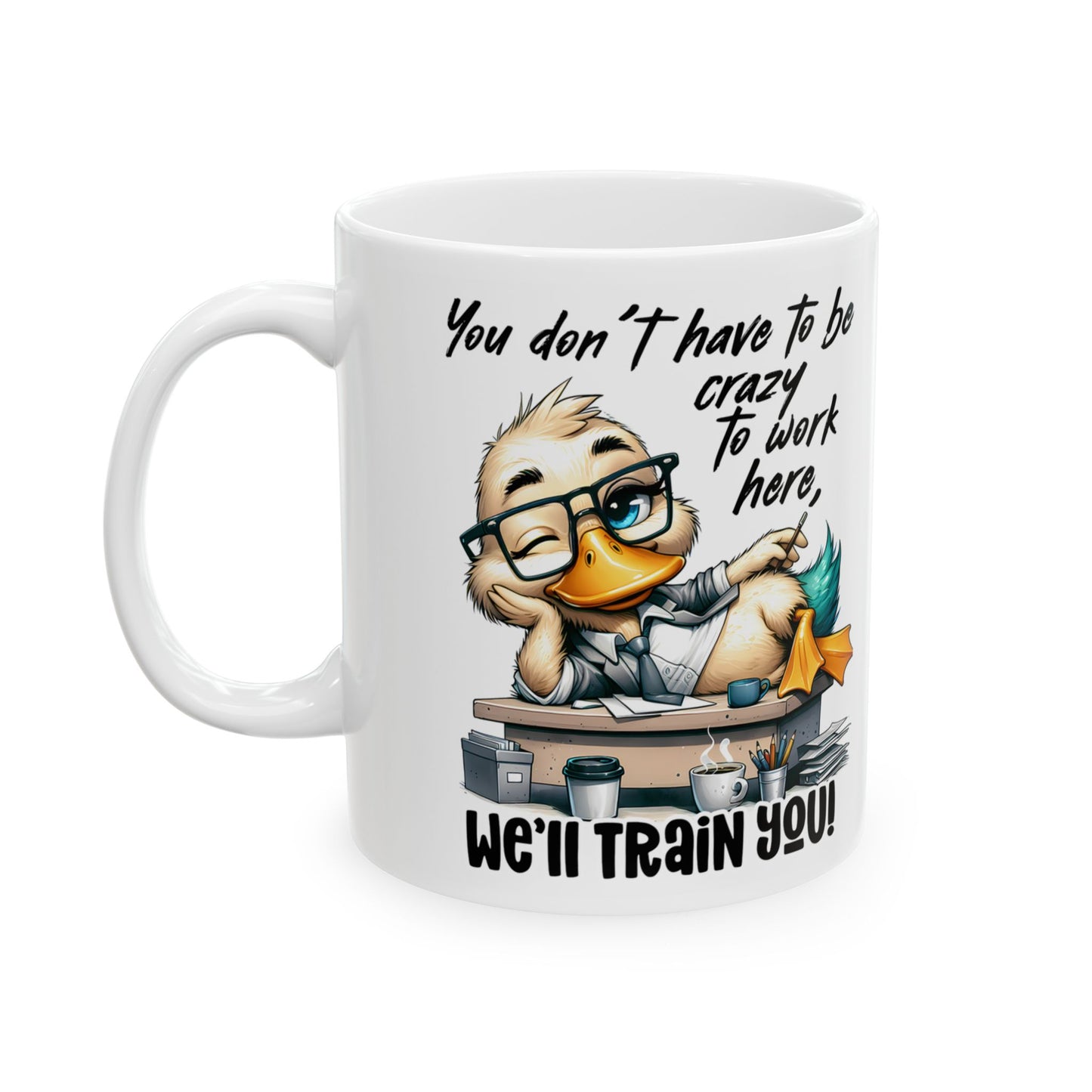 ¡No tienes que estar loco para trabajar aquí, te capacitamos! – Taza de café con forma de pato para la oficina 🧑💼