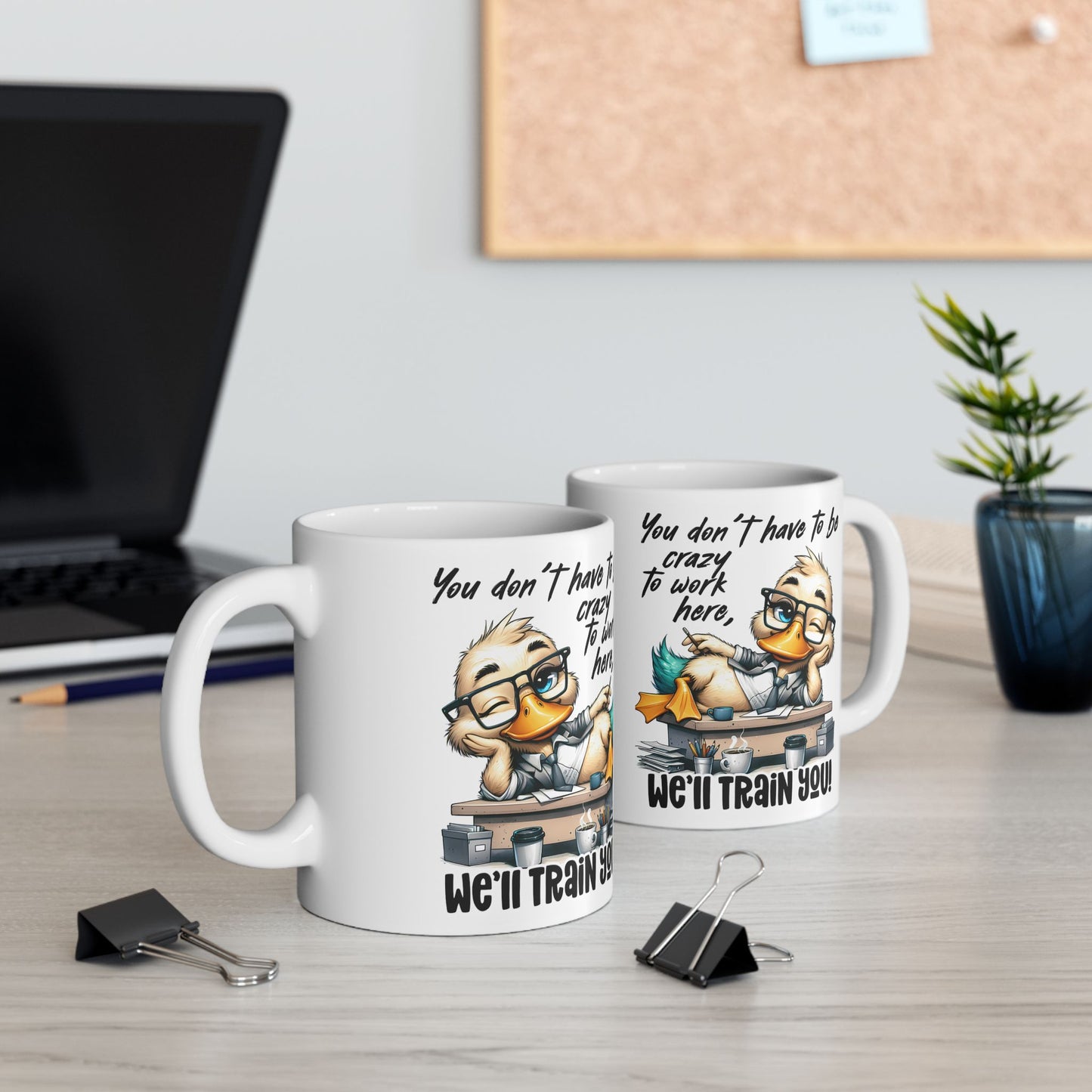 ¡No tienes que estar loco para trabajar aquí, te capacitamos! – Taza de café con forma de pato para la oficina 🧑💼