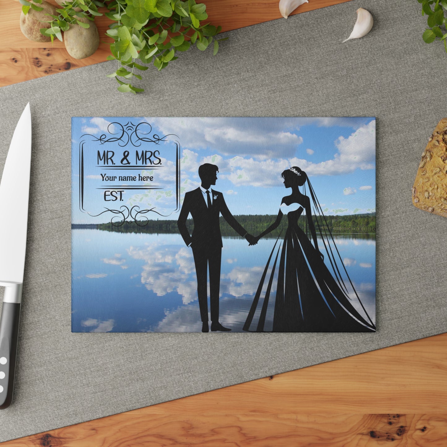 Tabla de cortar Mr. & Mrs. Tranquil Lake Reflection: regalo de boda personalizado para parejas amantes de la naturaleza
