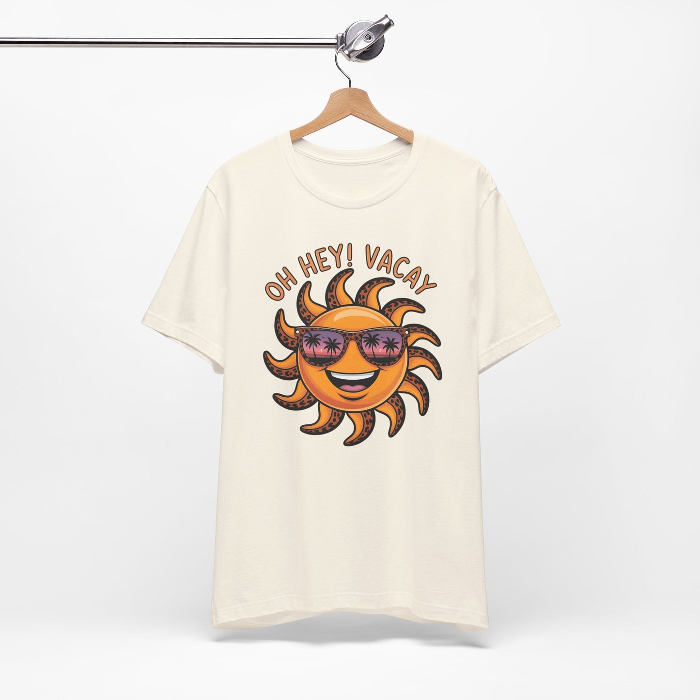 ☀️ ¡Hola! Camiseta de vacaciones – Sol sonriente con gafas de sol | Camiseta gráfica de verano para mujer