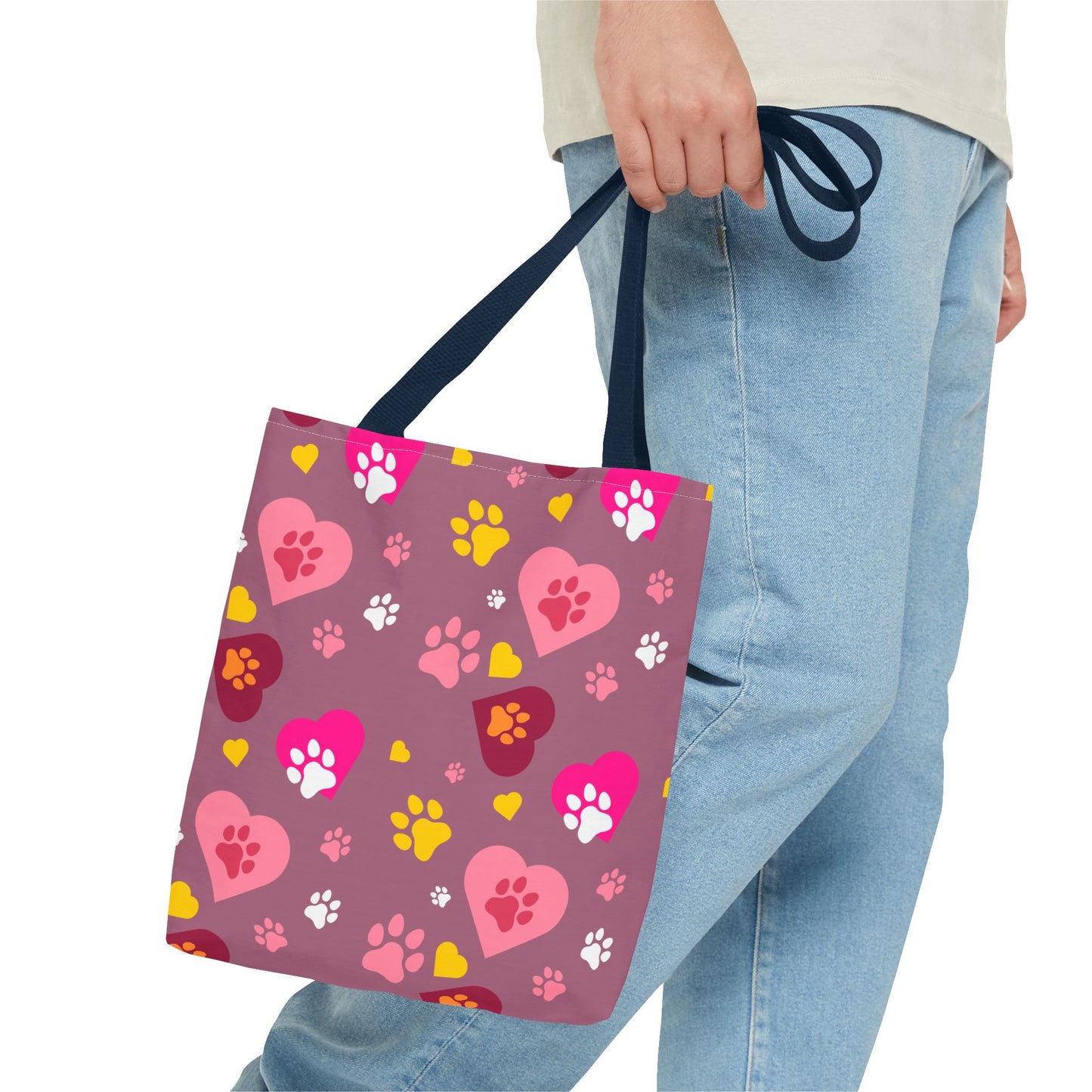 ¡Demuestra tu amor por tus peludos amigos con este clásico bolso de mano con estampado de patas! 🐾