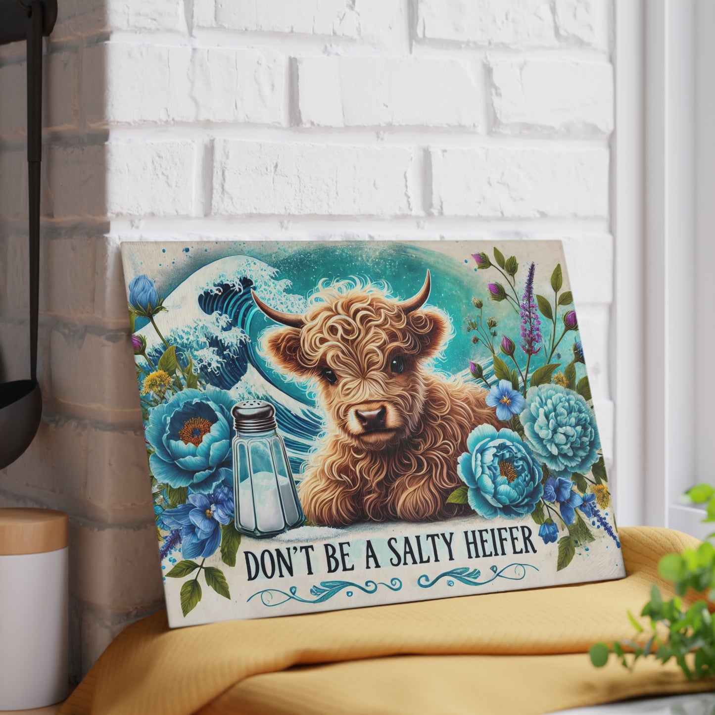 Tabla de cortar de vidrio “Don't Be a Salty Heifer”: Vaquita de las Tierras Altas con salero y ambiente playero.