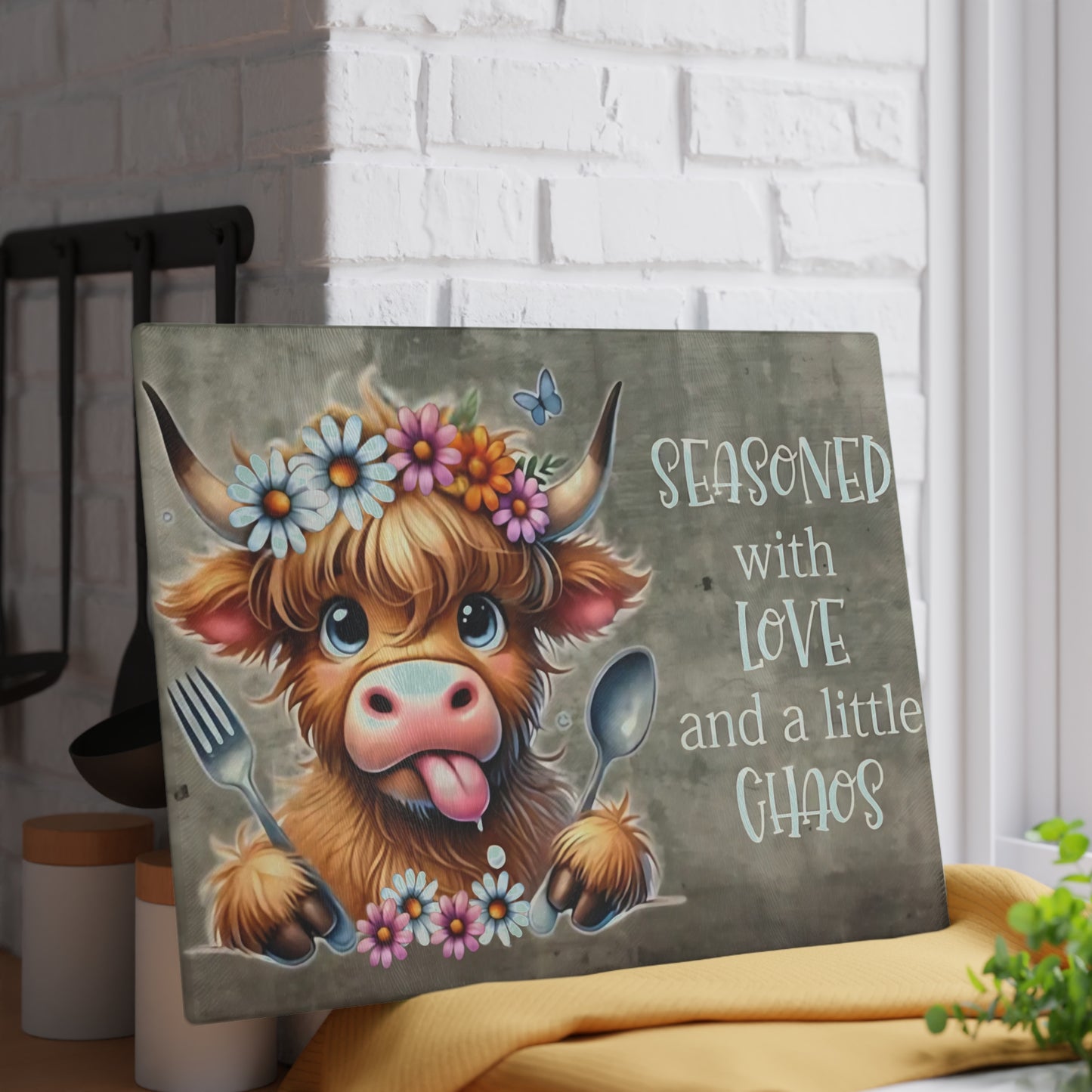 Tabla de cortar de vidrio templado Highland Cow "Sazonada con amor y un poco de caos"