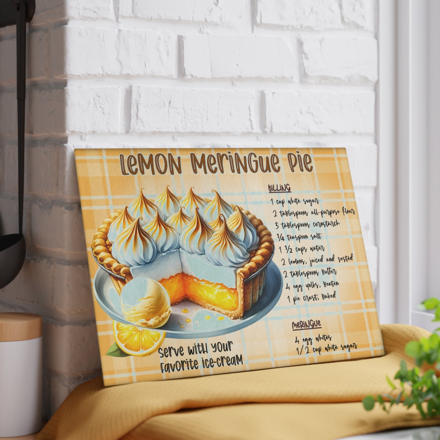 Tabla de cortar para preparar tarta de merengue de limón: la dulce nostalgia se une al encanto culinario