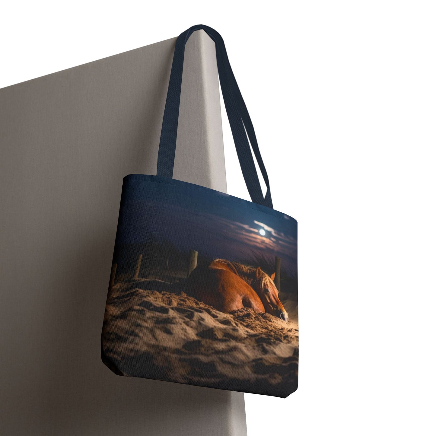 Bolsa de tela "Caballo durmiendo en la playa bajo la luz de la luna": una escapada serena a cada paso