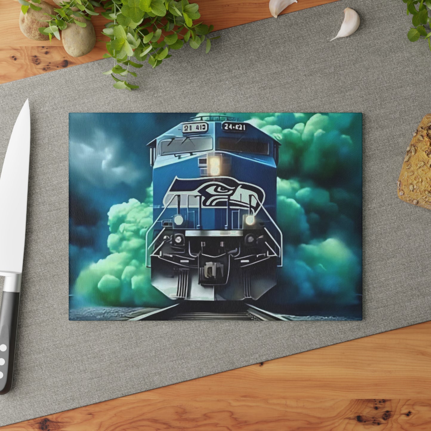 Tabla de cortar de vidrio Express en azul marino y verde brillante: un diseño de tren llamativo para cocinas modernas