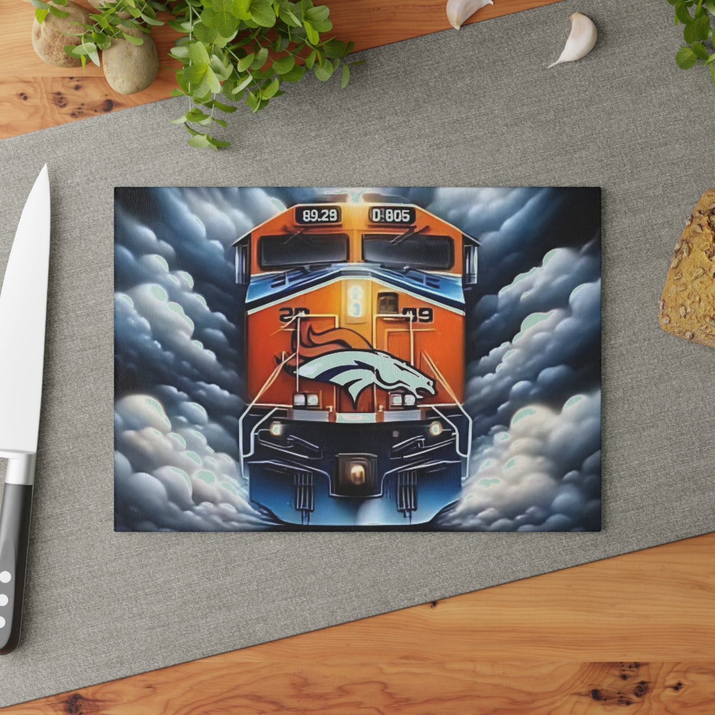 Tabla de cortar de vidrio Express azul y naranja: arte dinámico con trenes para cocinas dinámicas y audaces