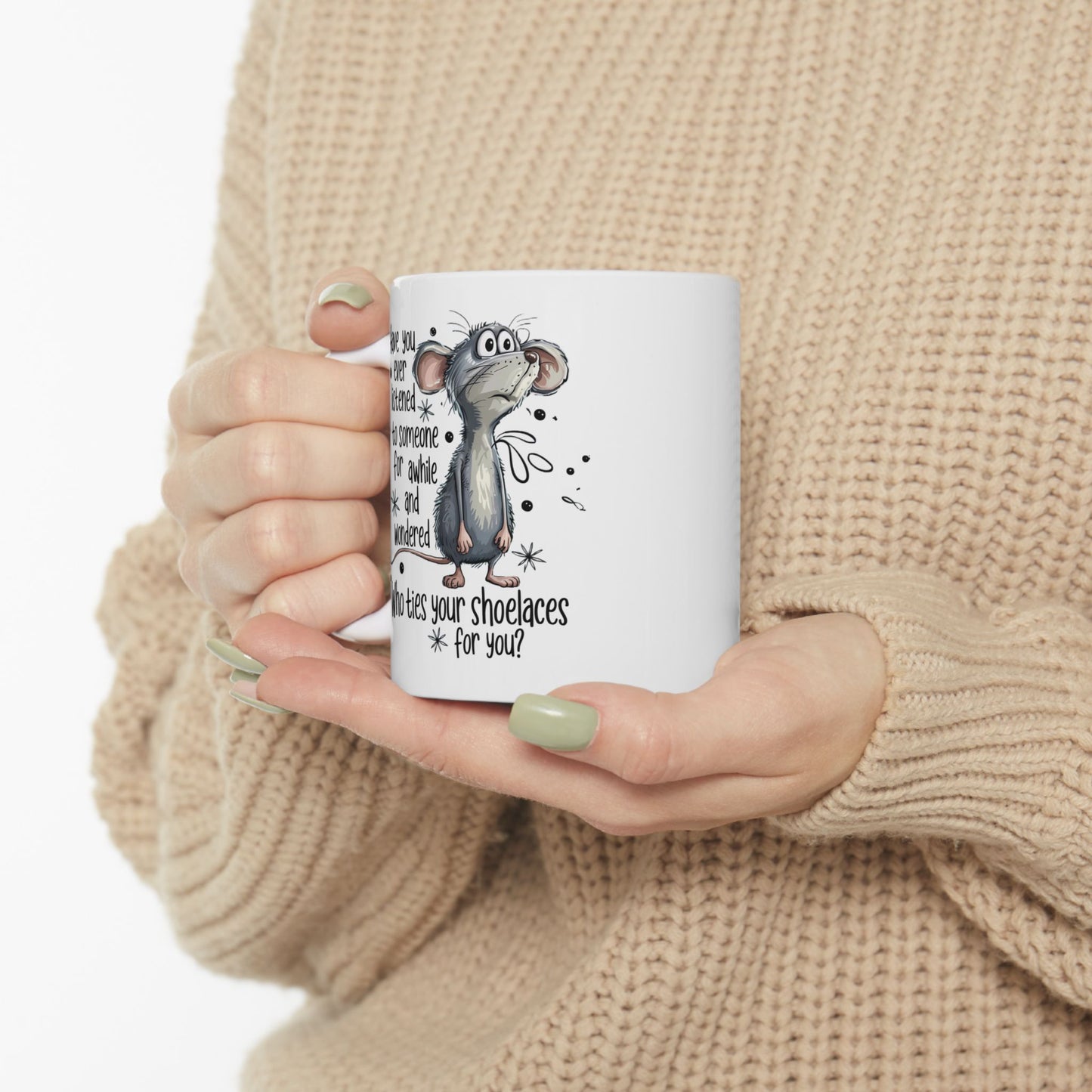 ¿Quién te ata los cordones? – Taza de café con un ratón divertido para amantes de los animales 🧵