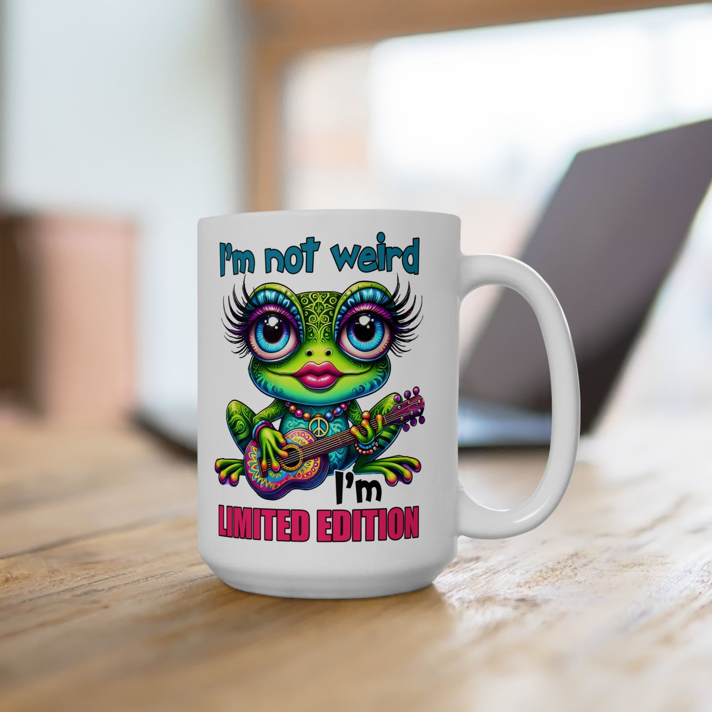 🌀 No soy raro, soy edición limitada: taza colorida de rana hippie con guitarra y actitud